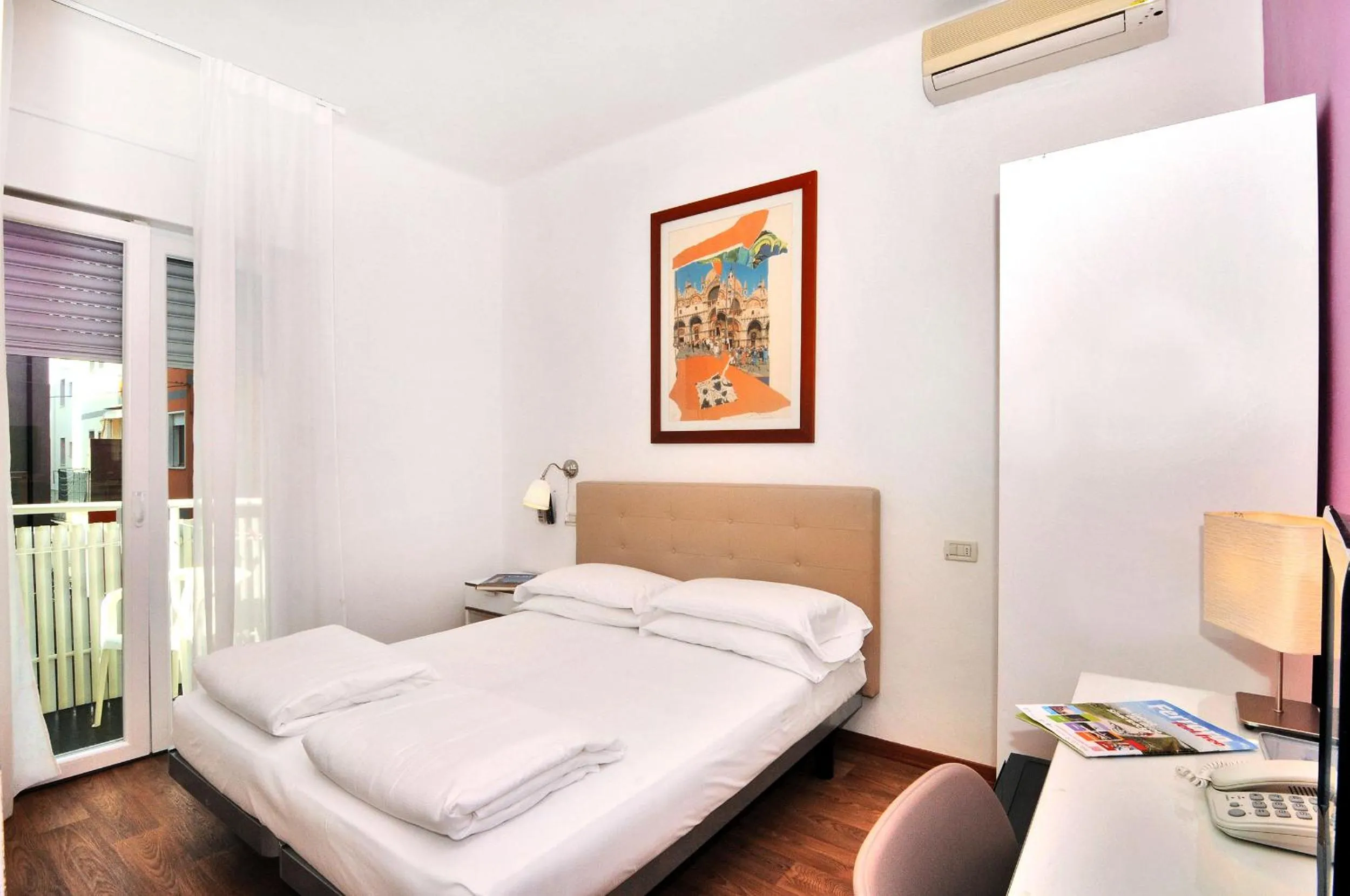 Bedroom, Bed in Hotel Nederland