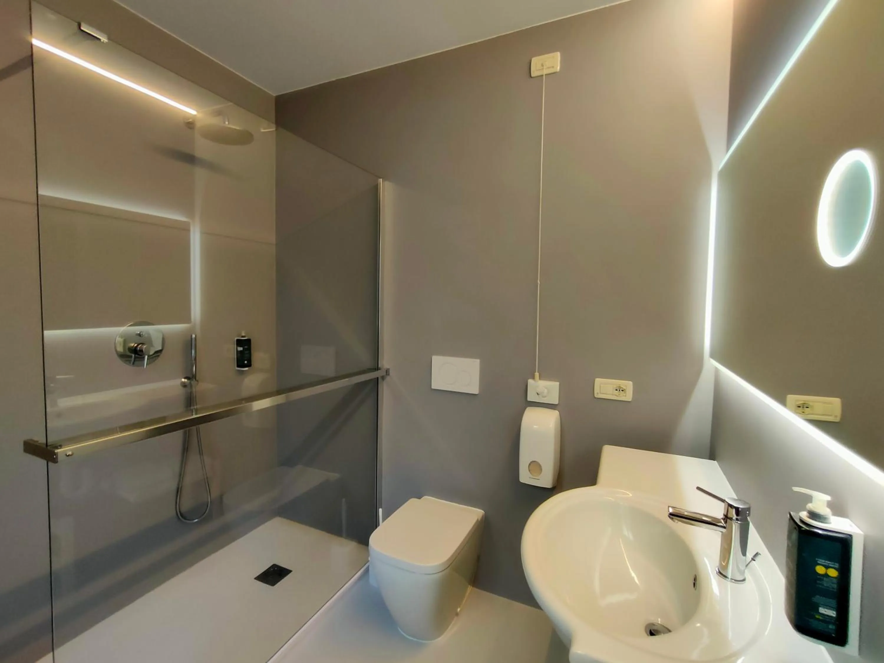 Shower in Hotel Nederland