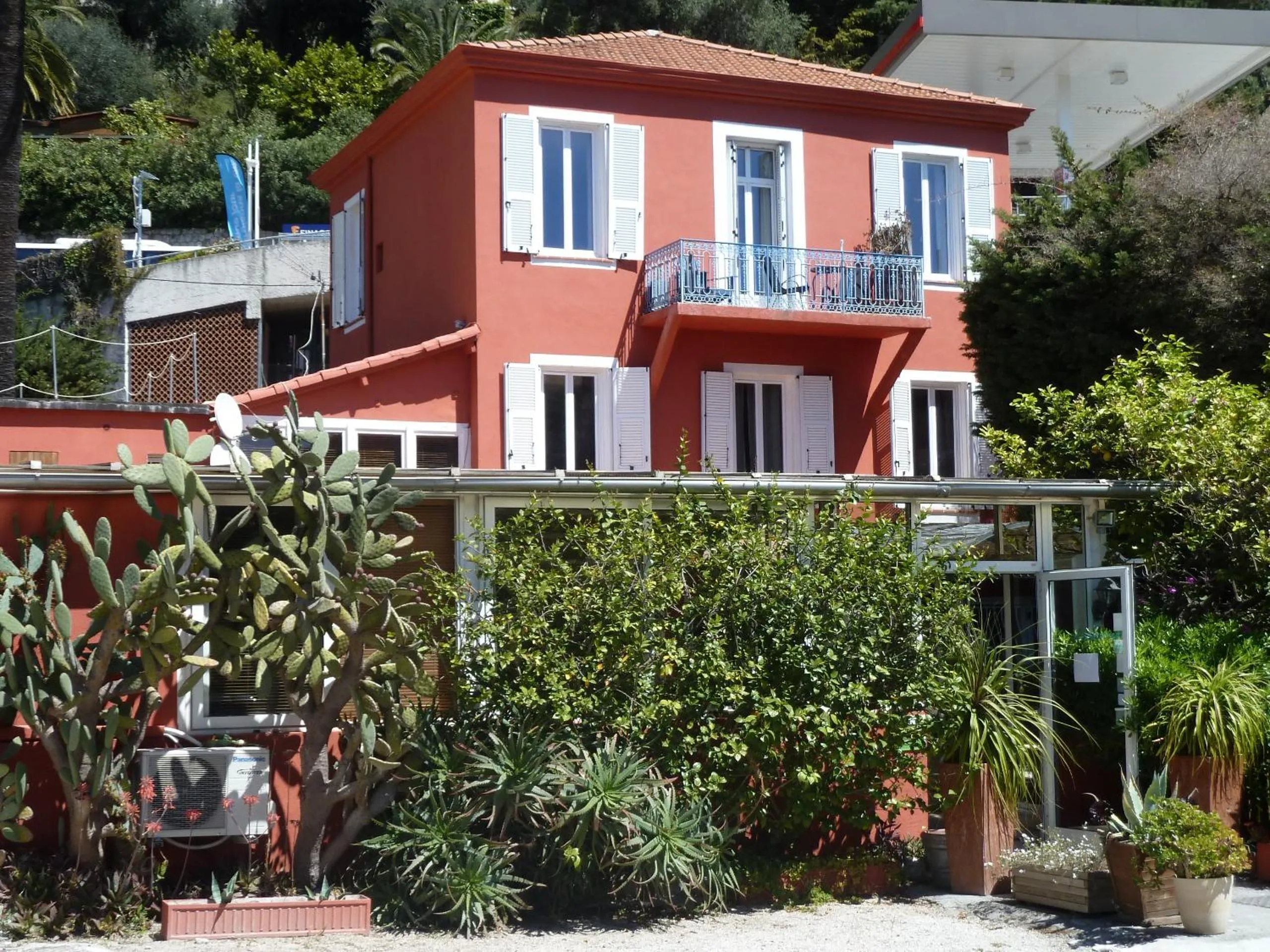 Property building in Hôtel La Villa Patricia - Charme et Tradition