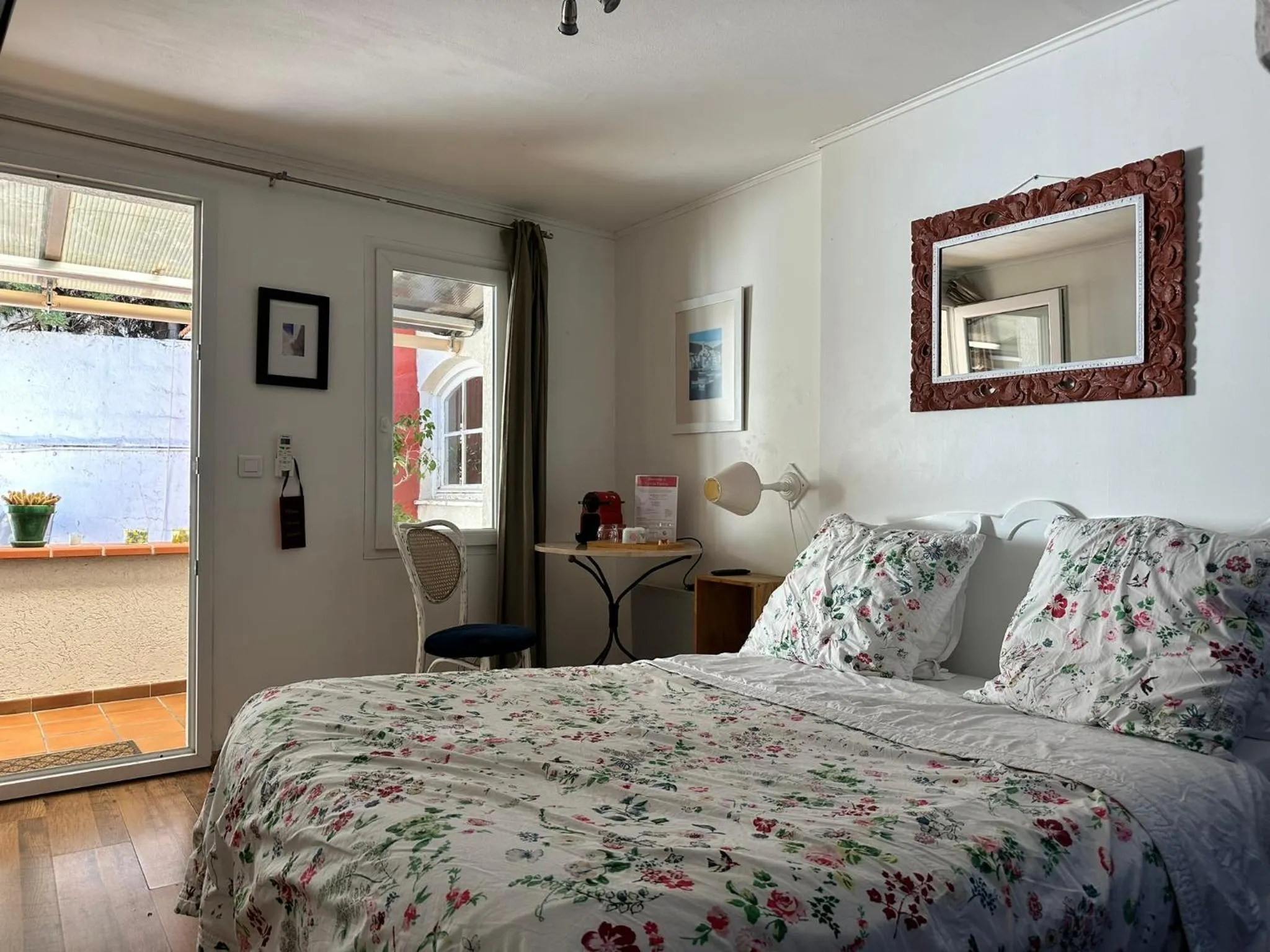 Bed in Hôtel La Villa Patricia - Charme et Tradition