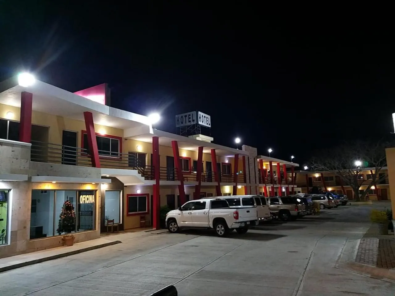 Facade/entrance in El Descanso Inn