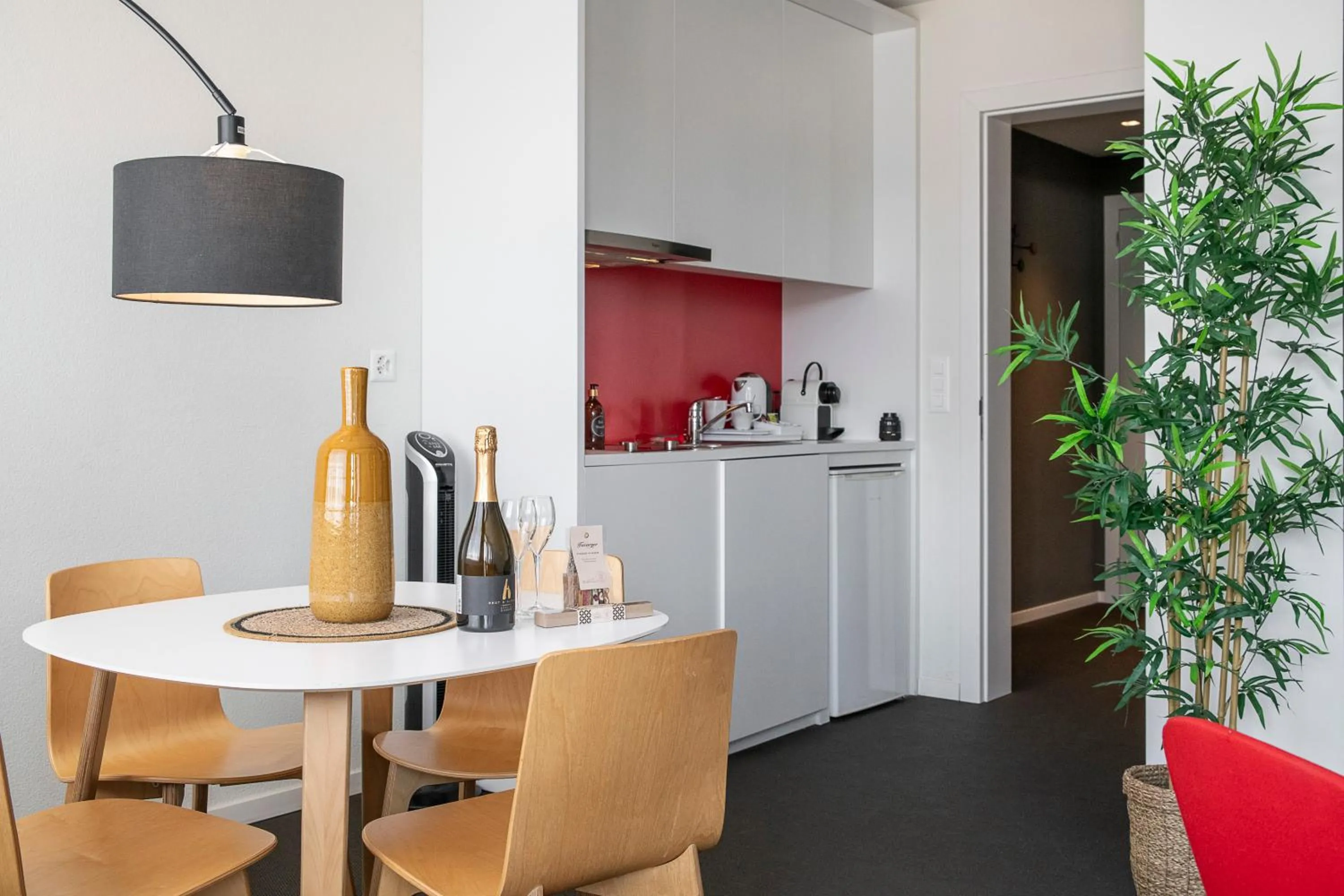 Kitchen or kitchenette in Home Swiss Hotel