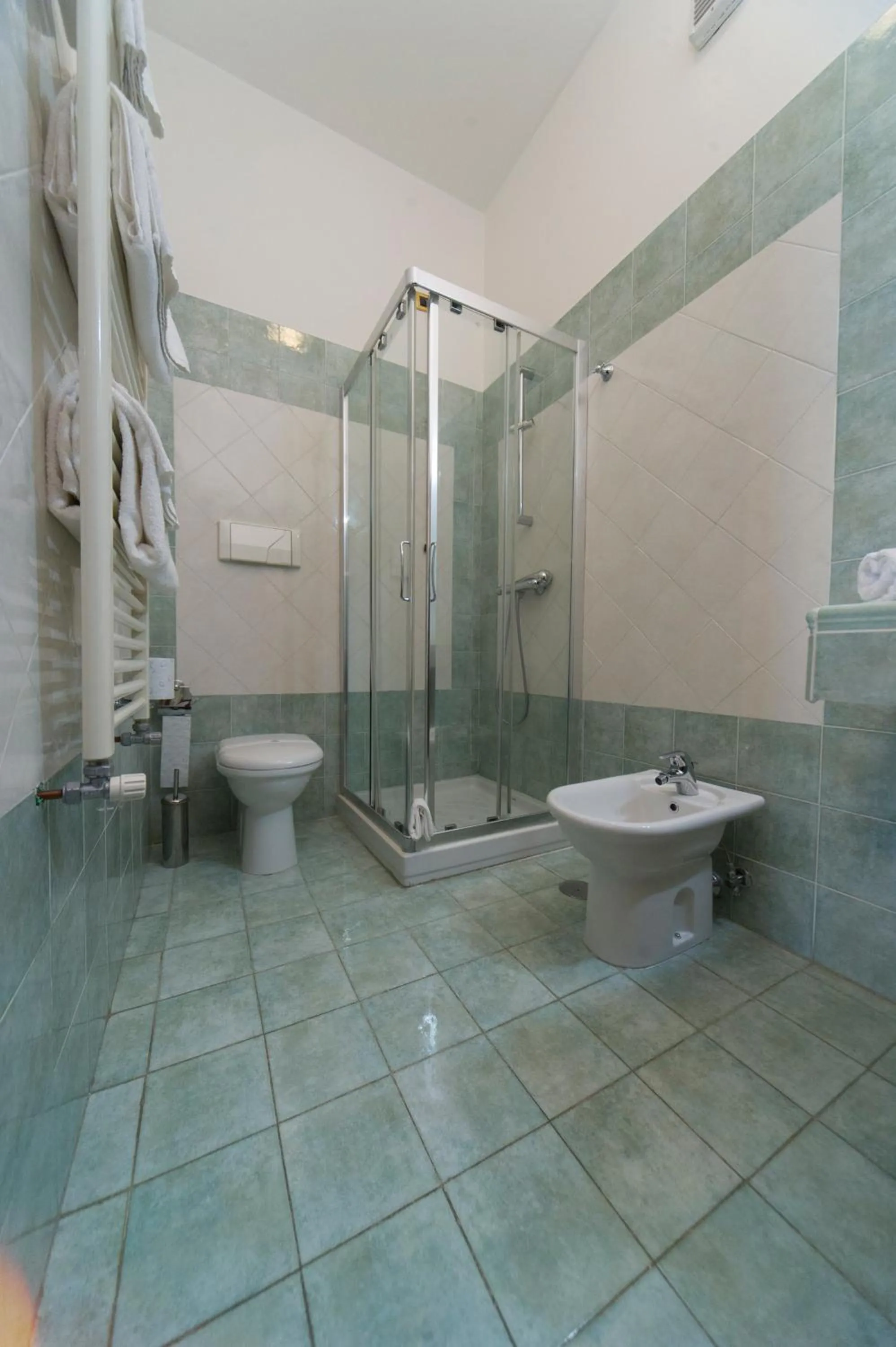 Shower in Hotel Castello Torre in Pietra