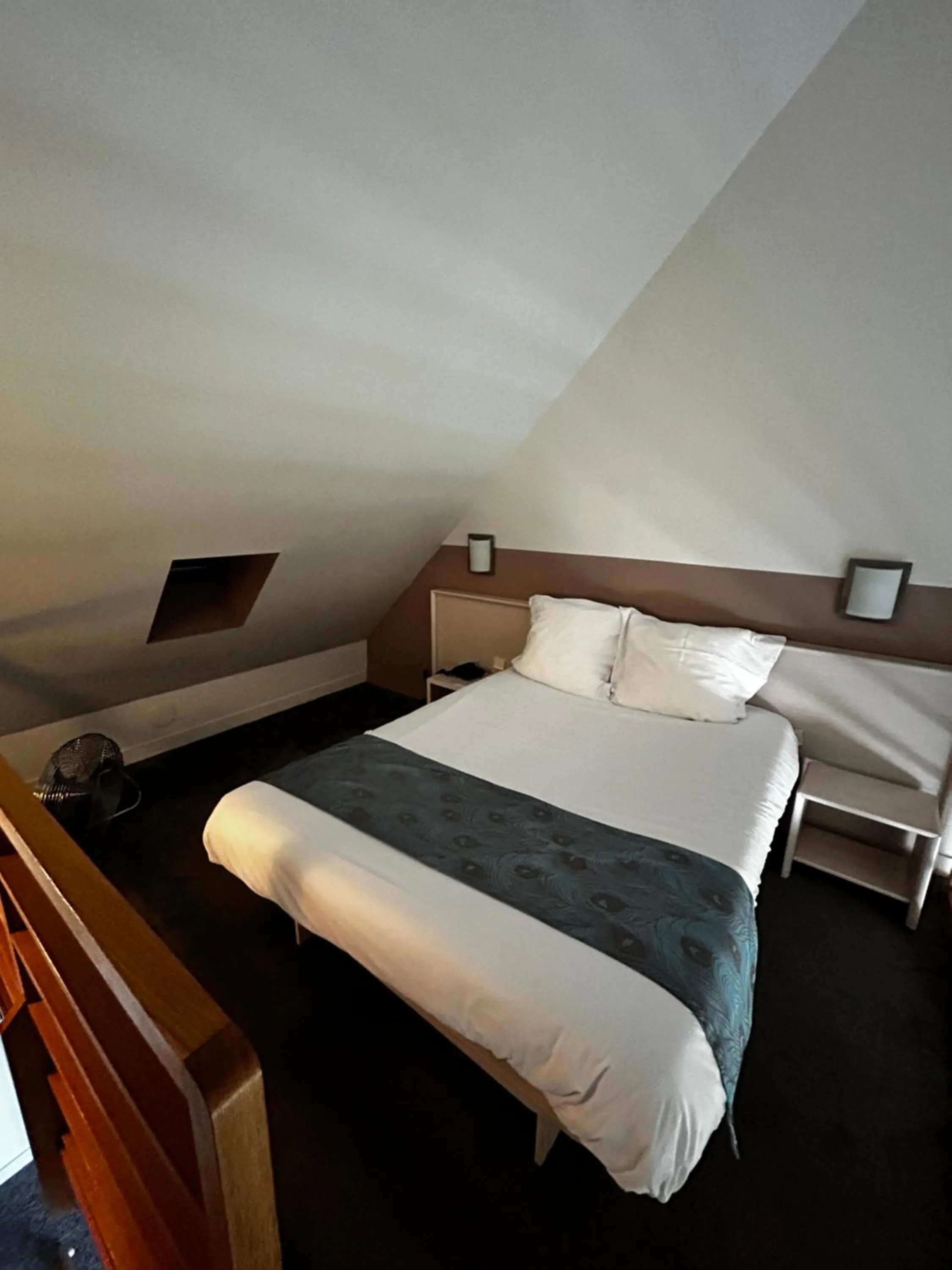 Bed in Hôtel L'ile Du Saussay