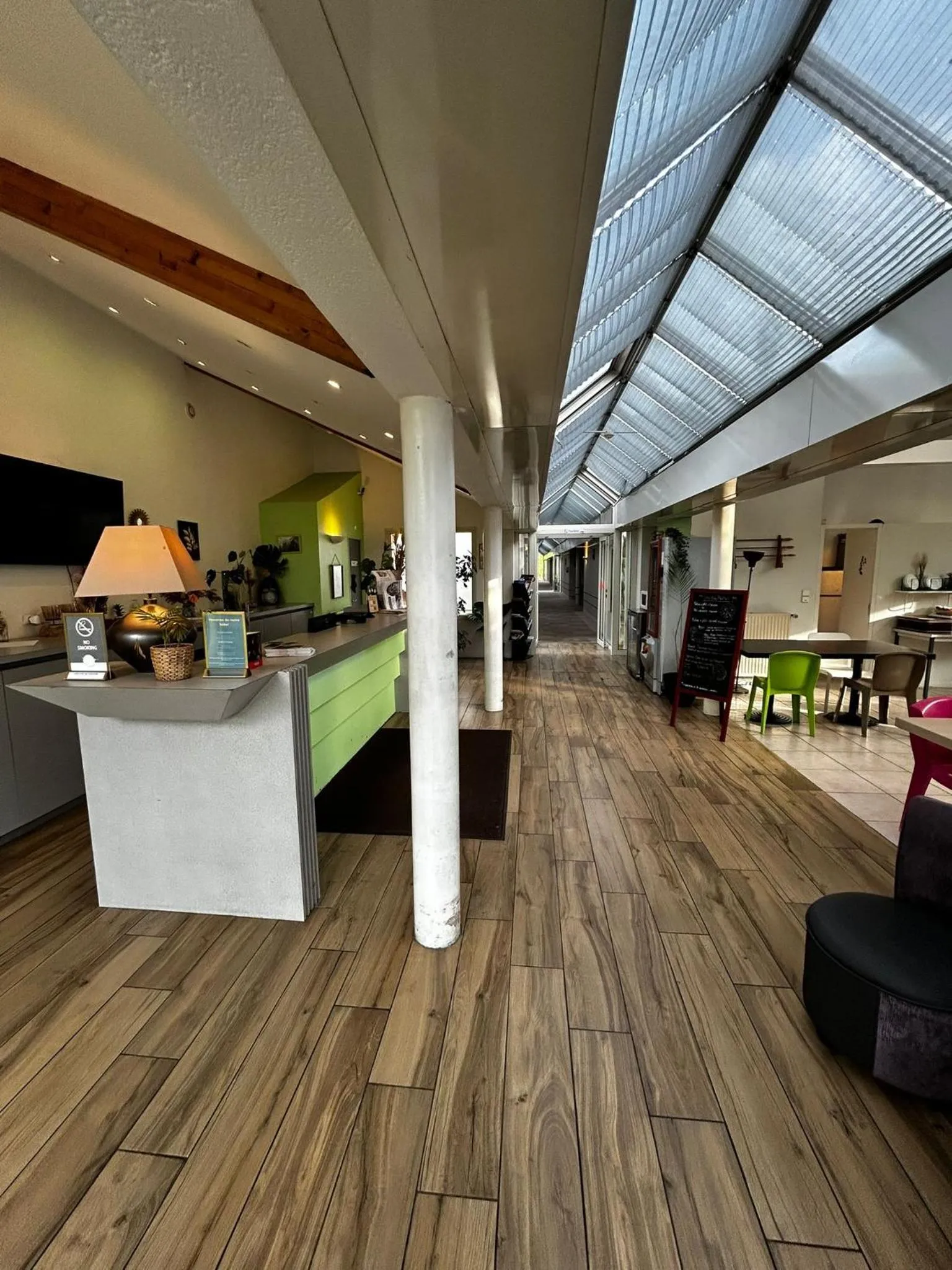 Lobby or reception in Hôtel L'ile Du Saussay