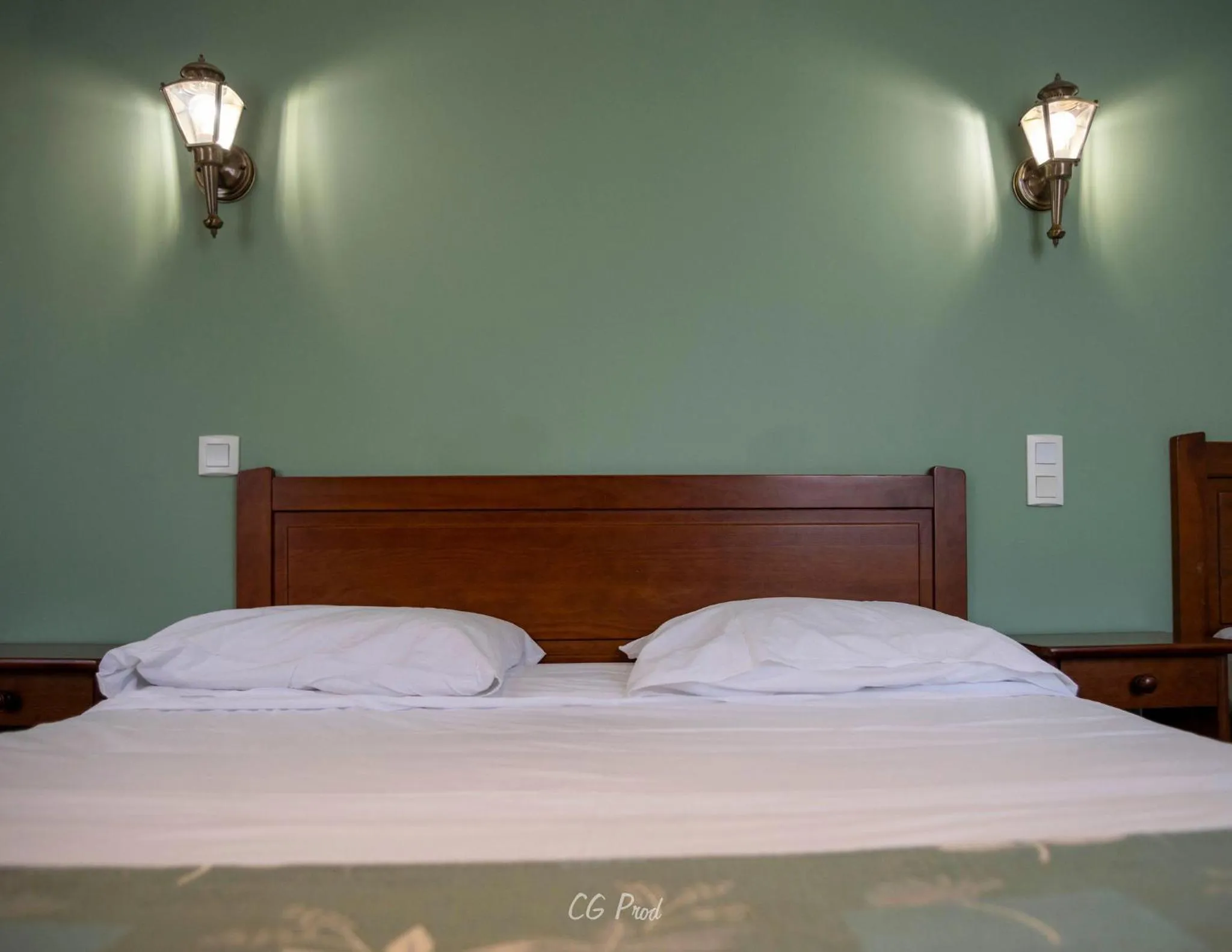 Bed in Les Ambassadeurs Logis Hotels et Restaurant