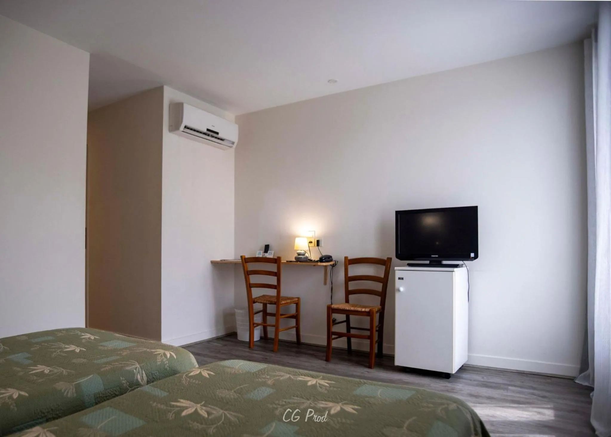 air conditioner, Bed in Les Ambassadeurs Logis Hotels et Restaurant
