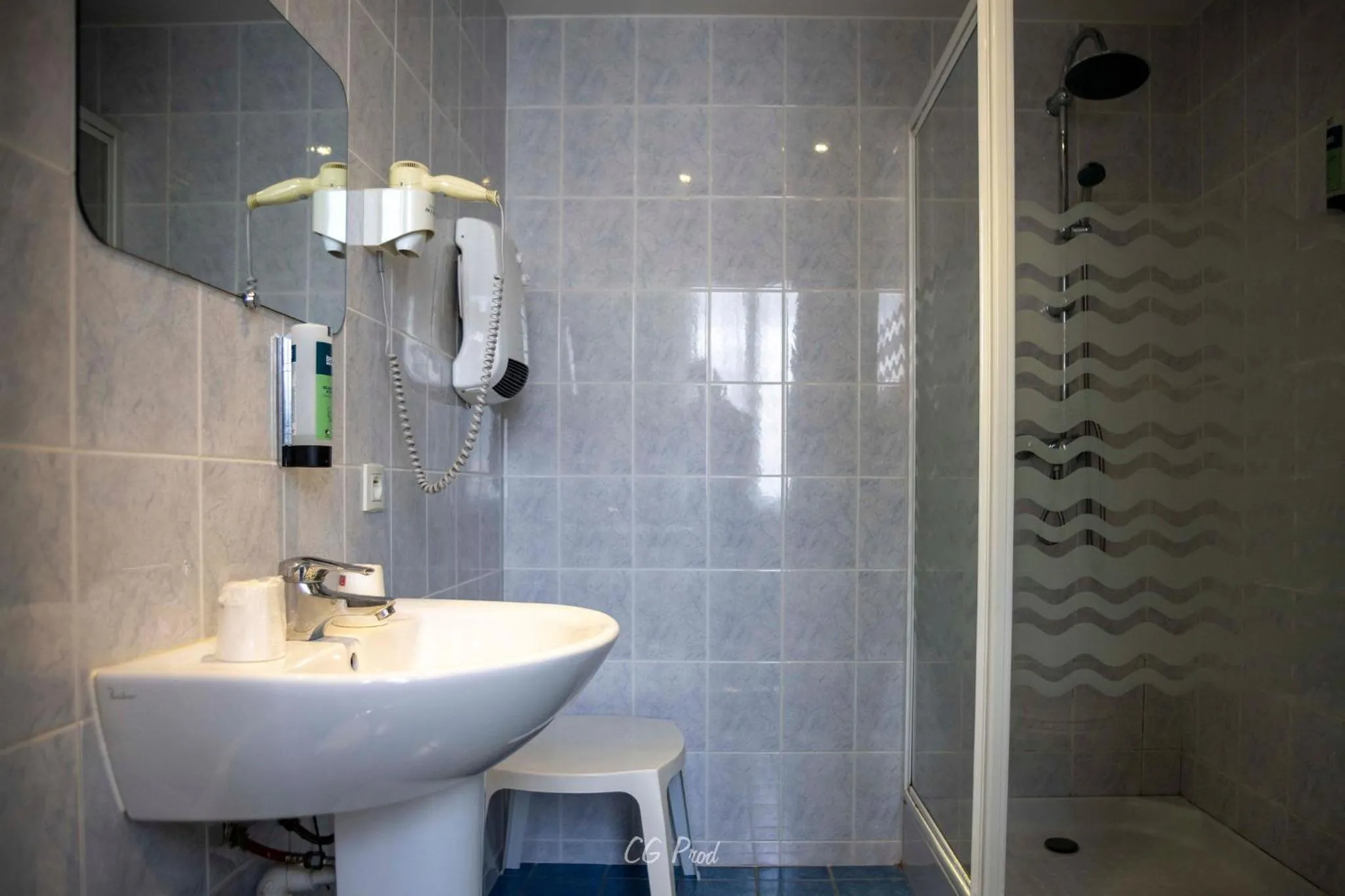 Bathroom in Les Ambassadeurs Logis Hotels et Restaurant