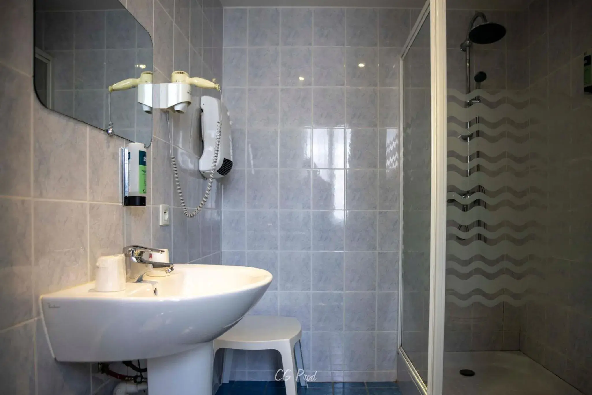 Triple Room in Les Ambassadeurs Logis Hotels et Restaurant Triple Room in Les Ambassadeurs Logis Hotels et Restaurant