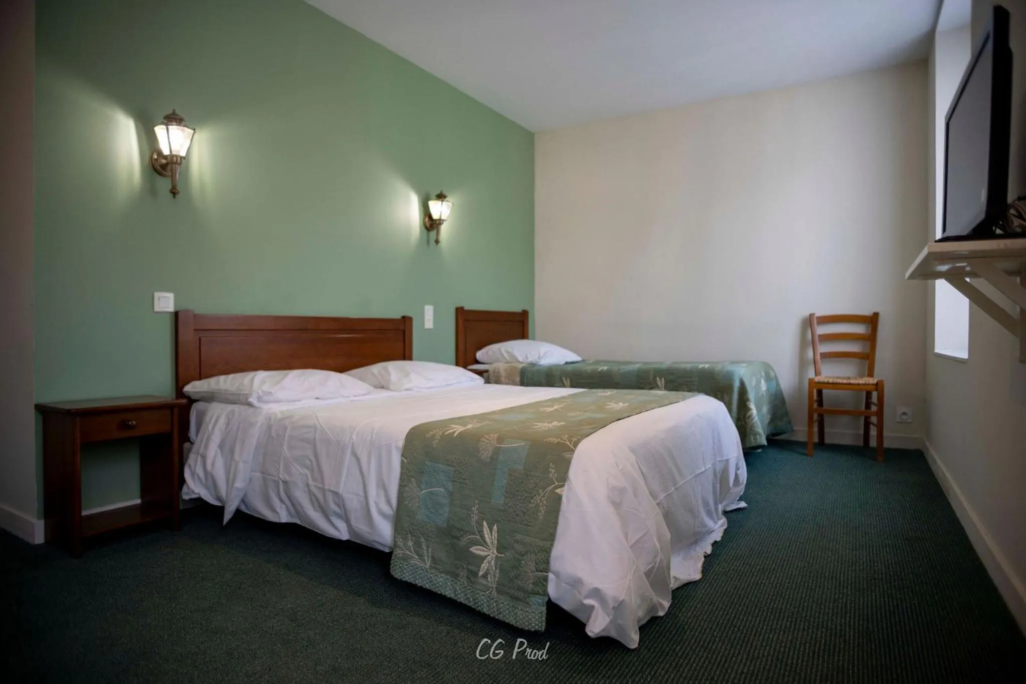 Photo of the whole room, Bed in Les Ambassadeurs Logis Hotels et Restaurant