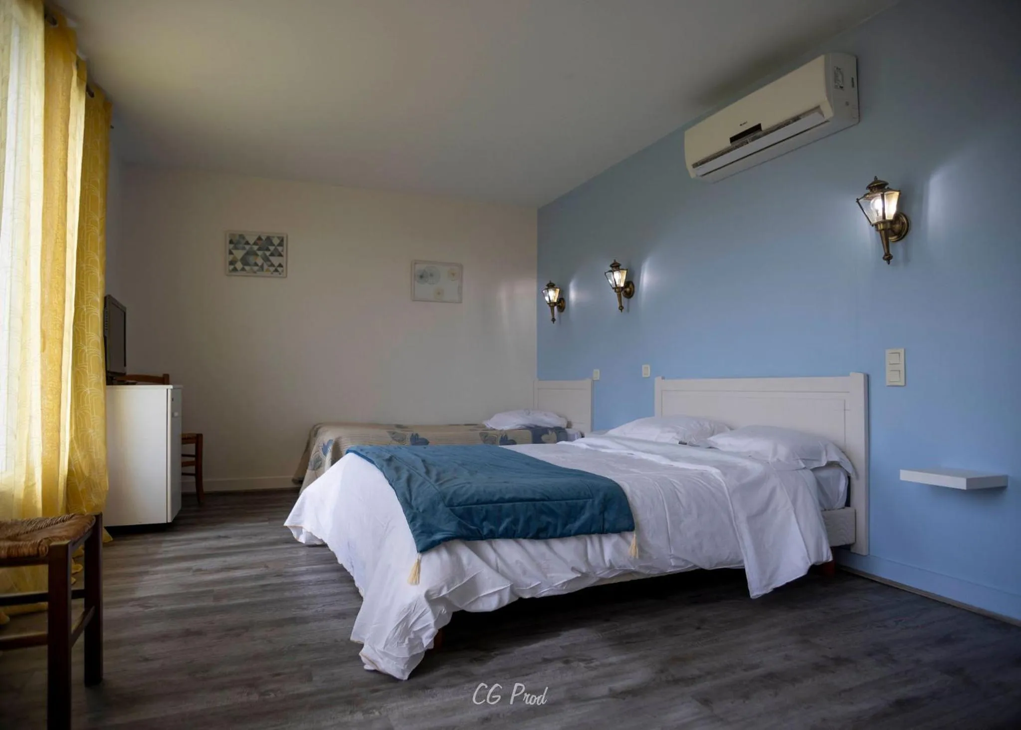 Bed in Les Ambassadeurs Logis Hotels et Restaurant