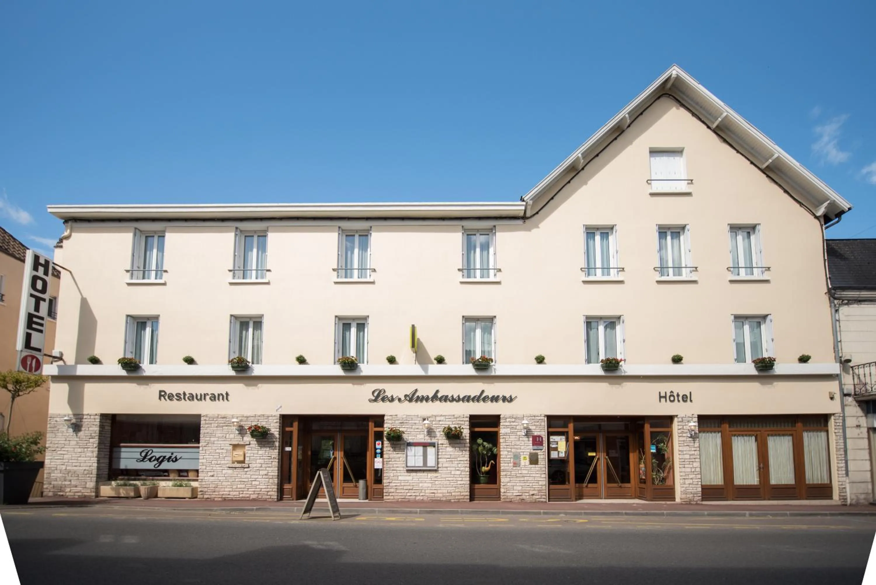 Property building in Les Ambassadeurs Logis Hotels et Restaurant