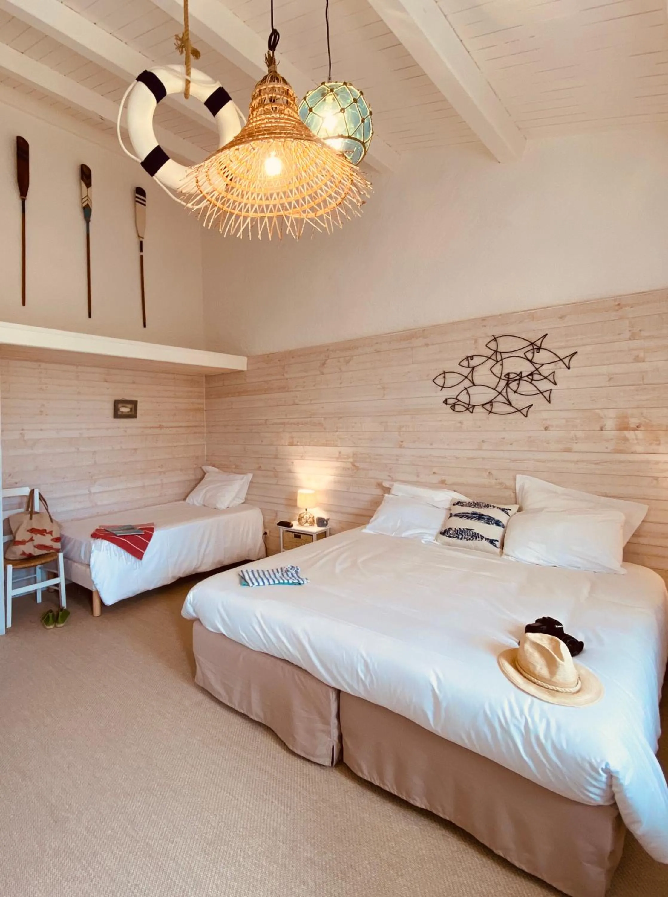 Photo of the whole room, Bed in Hôtel Île de Lumière