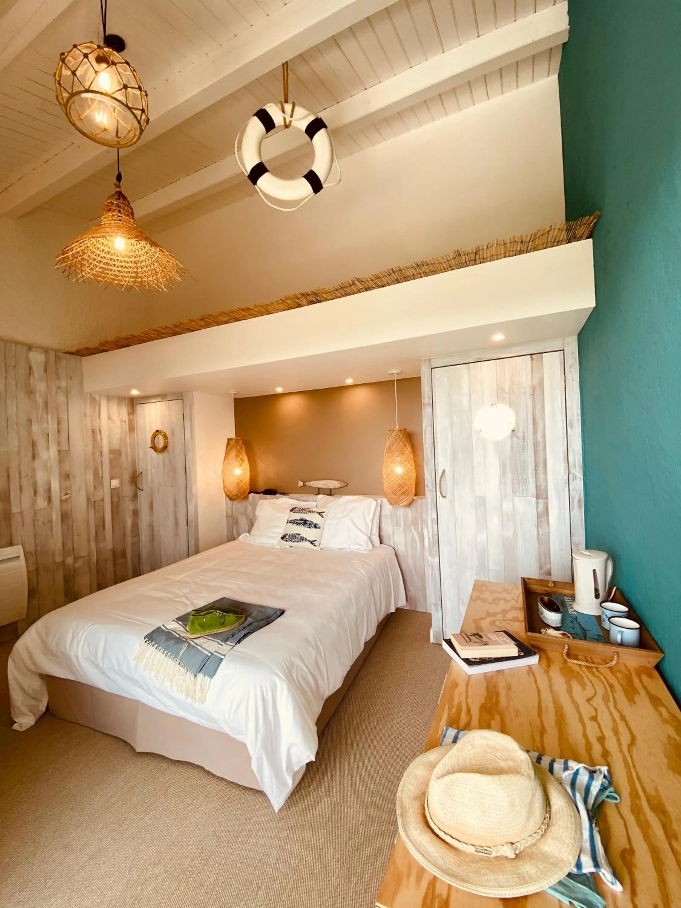 Photo of the whole room, Bed in Hôtel Île de Lumière