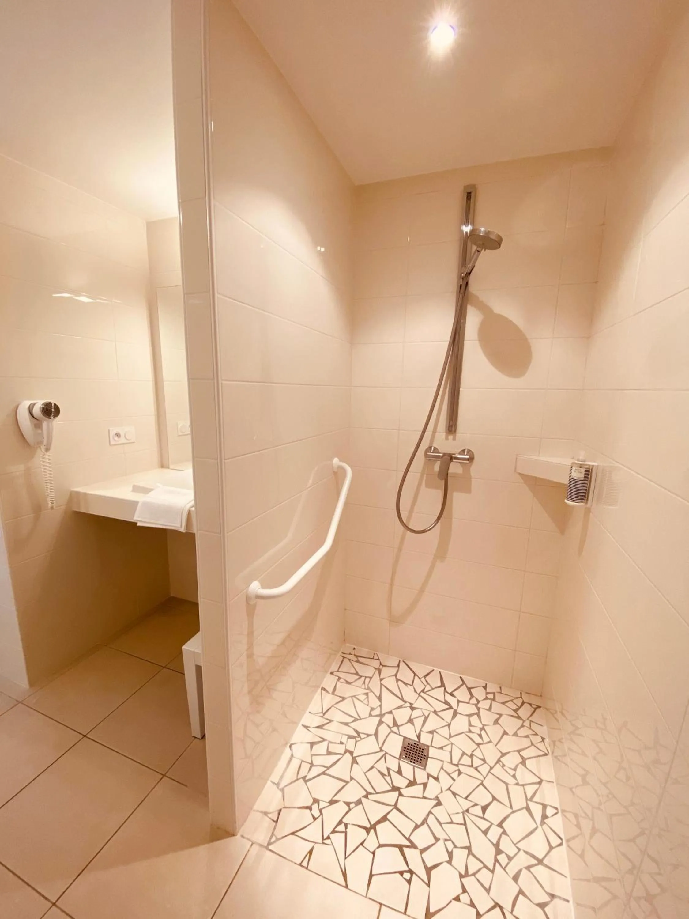 Bathroom in Hôtel Île de Lumière