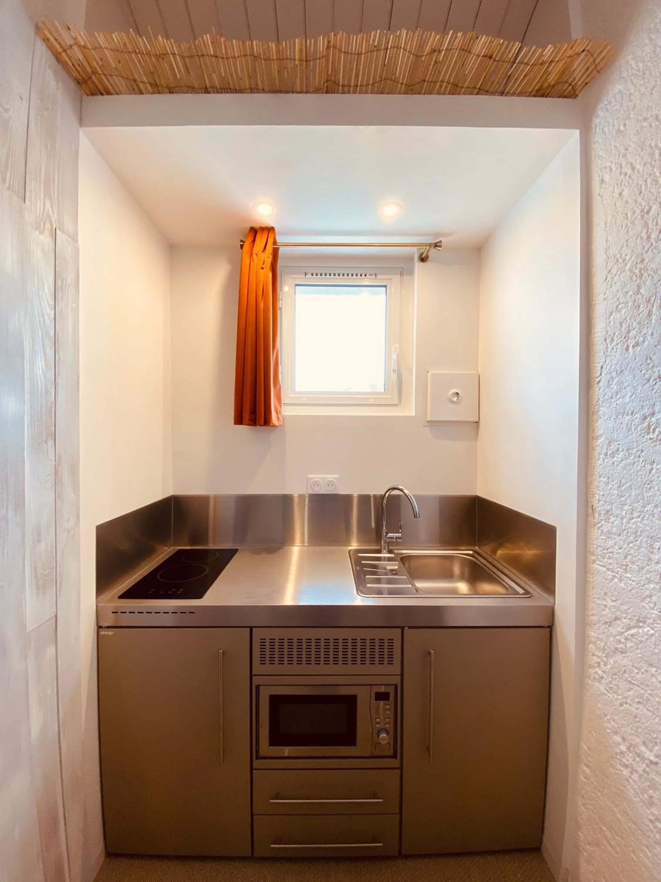 Kitchen or kitchenette in Hôtel Île de Lumière