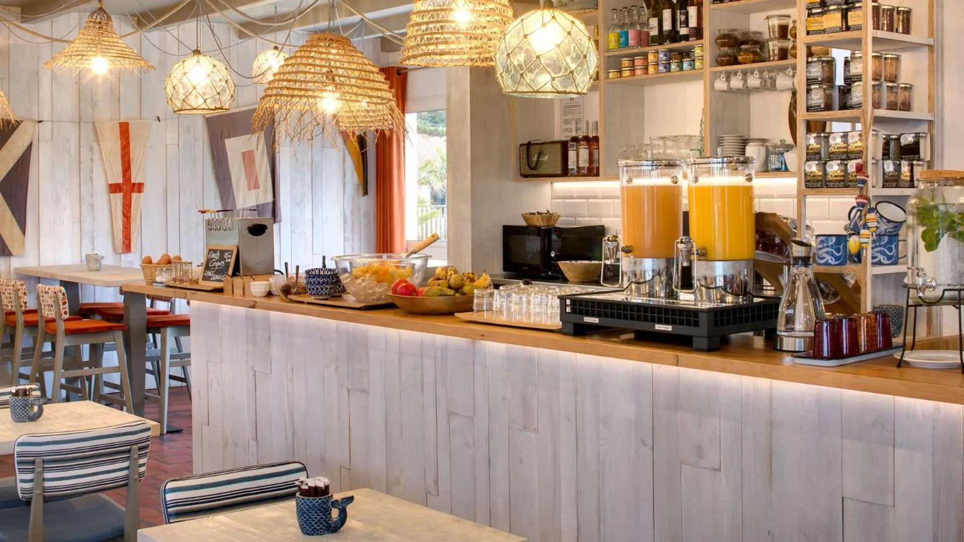 Restaurant/places to eat in Hôtel Île de Lumière