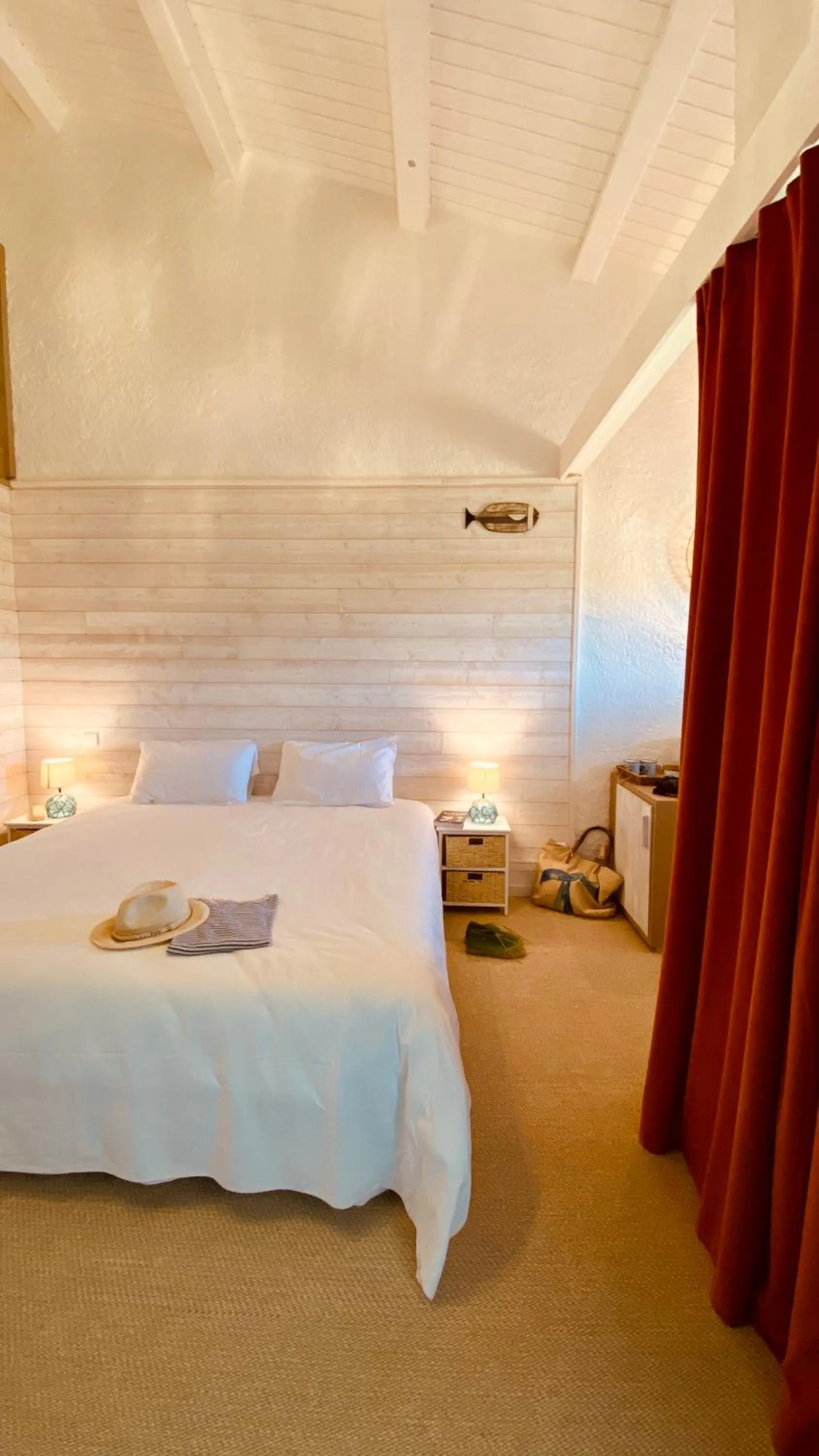 Photo of the whole room, Bed in Hôtel Île de Lumière