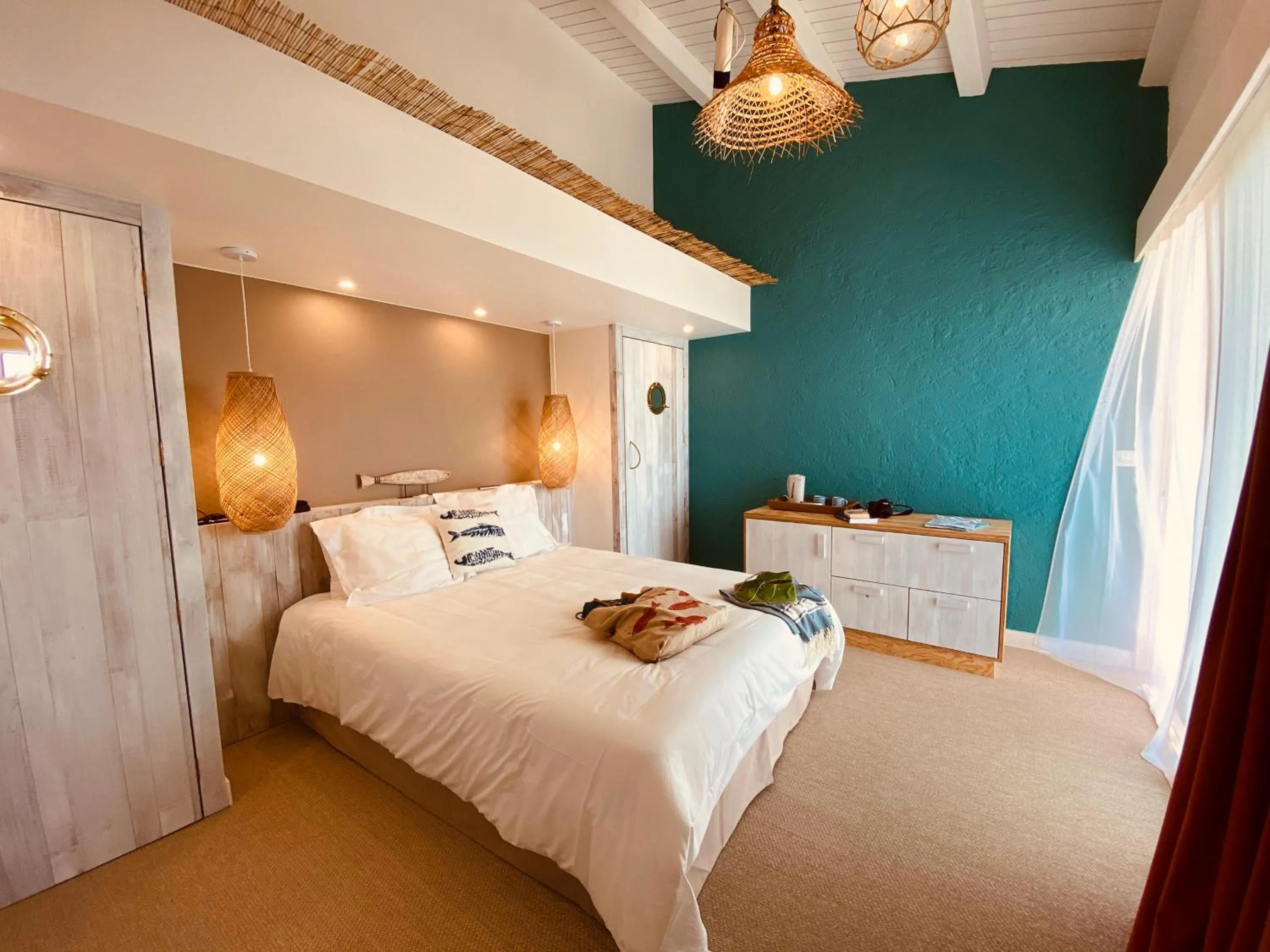 Photo of the whole room, Bed in Hôtel Île de Lumière