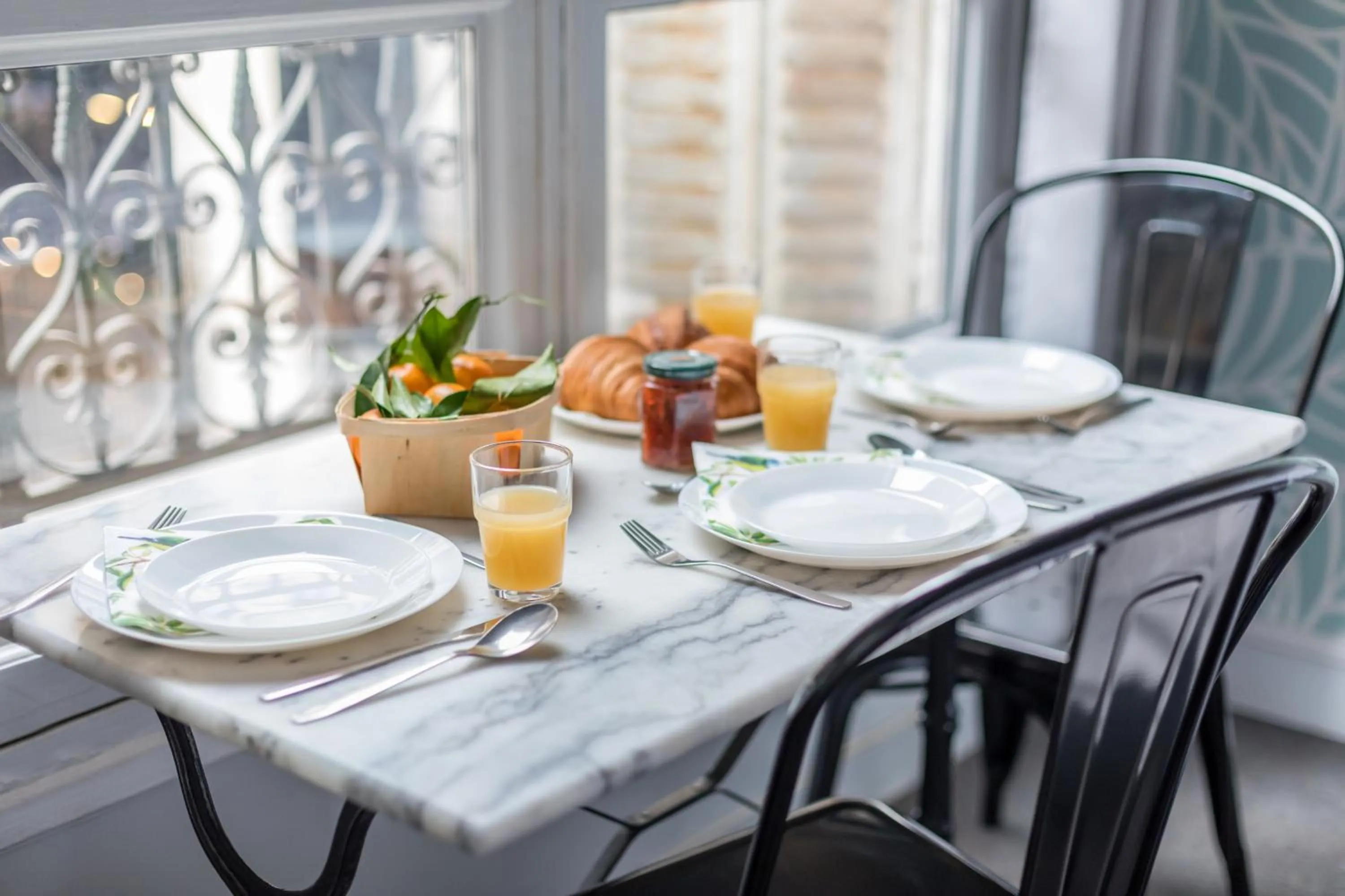 Dining area in WS Louvre - Etienne Marcel