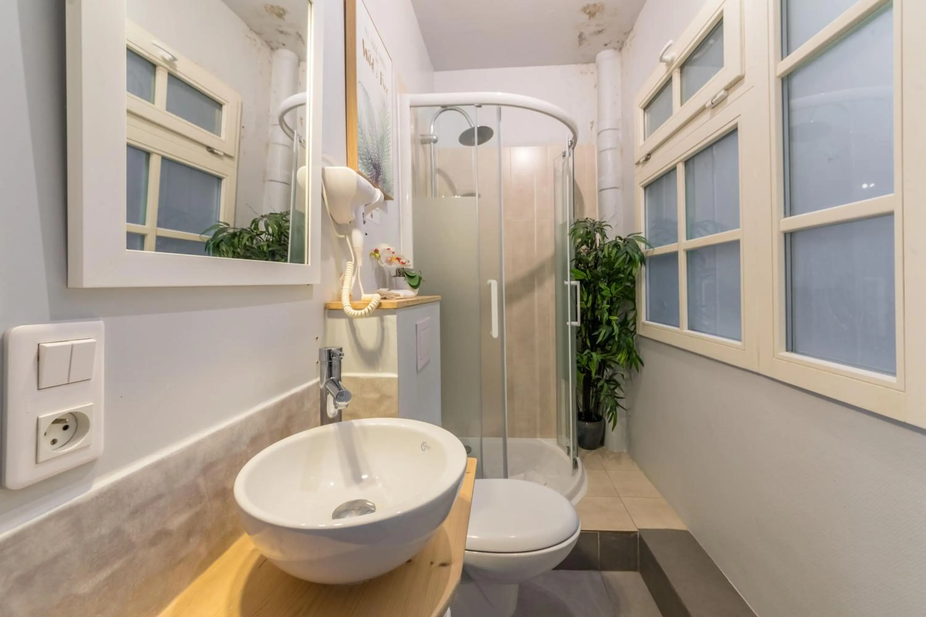 Shower in WS Louvre - Etienne Marcel