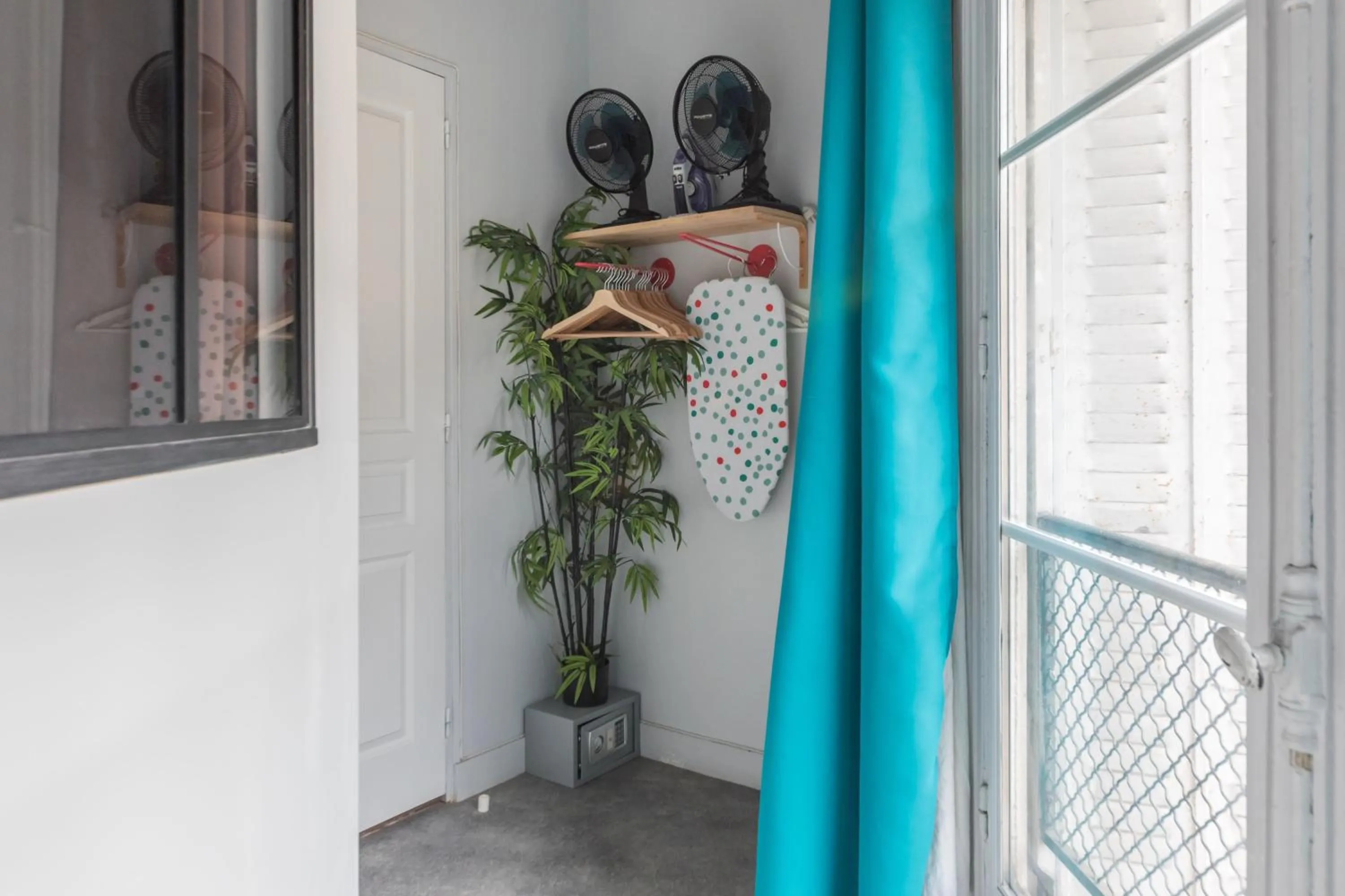 Facade/entrance in WS Louvre - Etienne Marcel