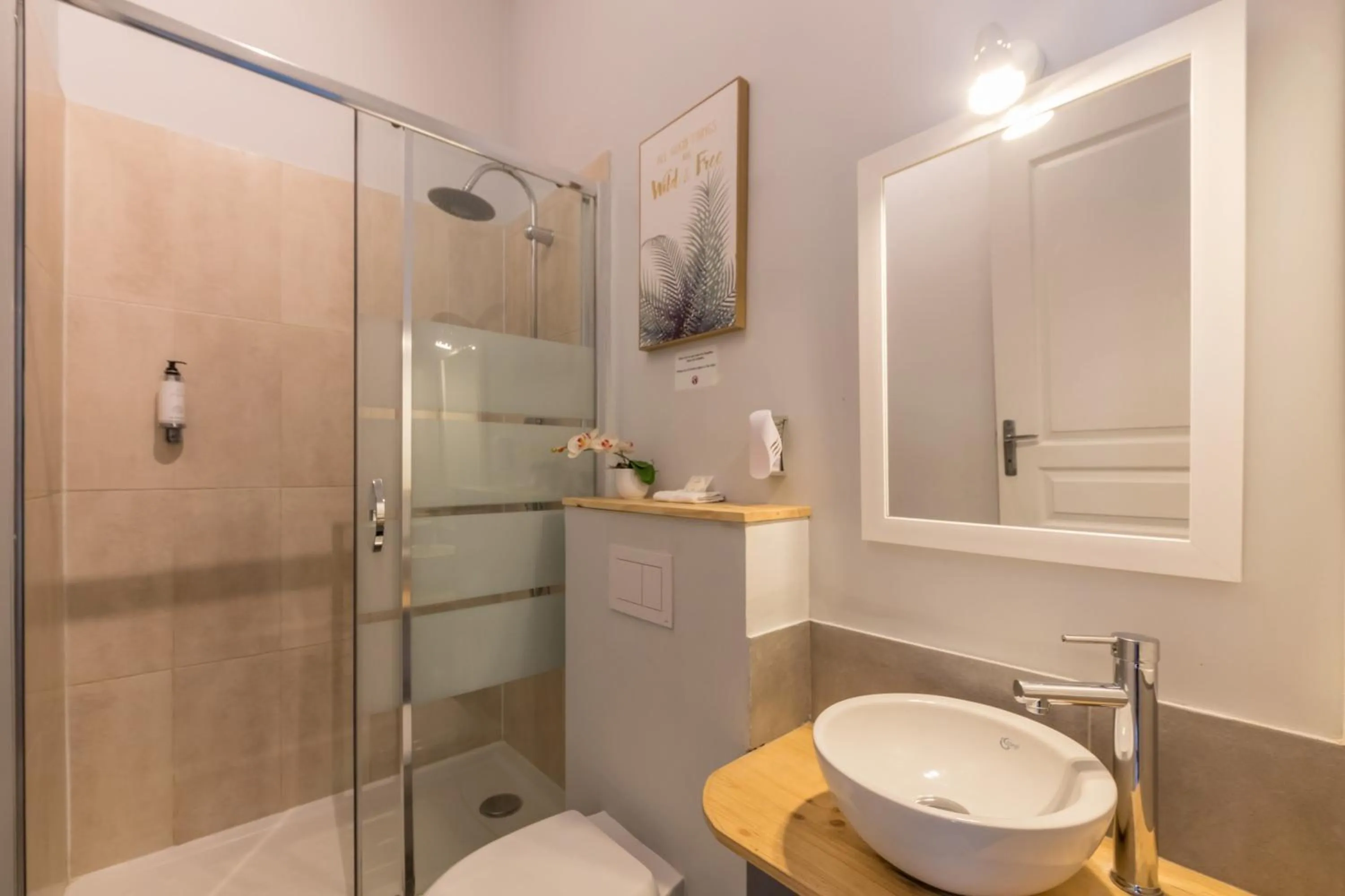 Bathroom in WS Louvre - Etienne Marcel