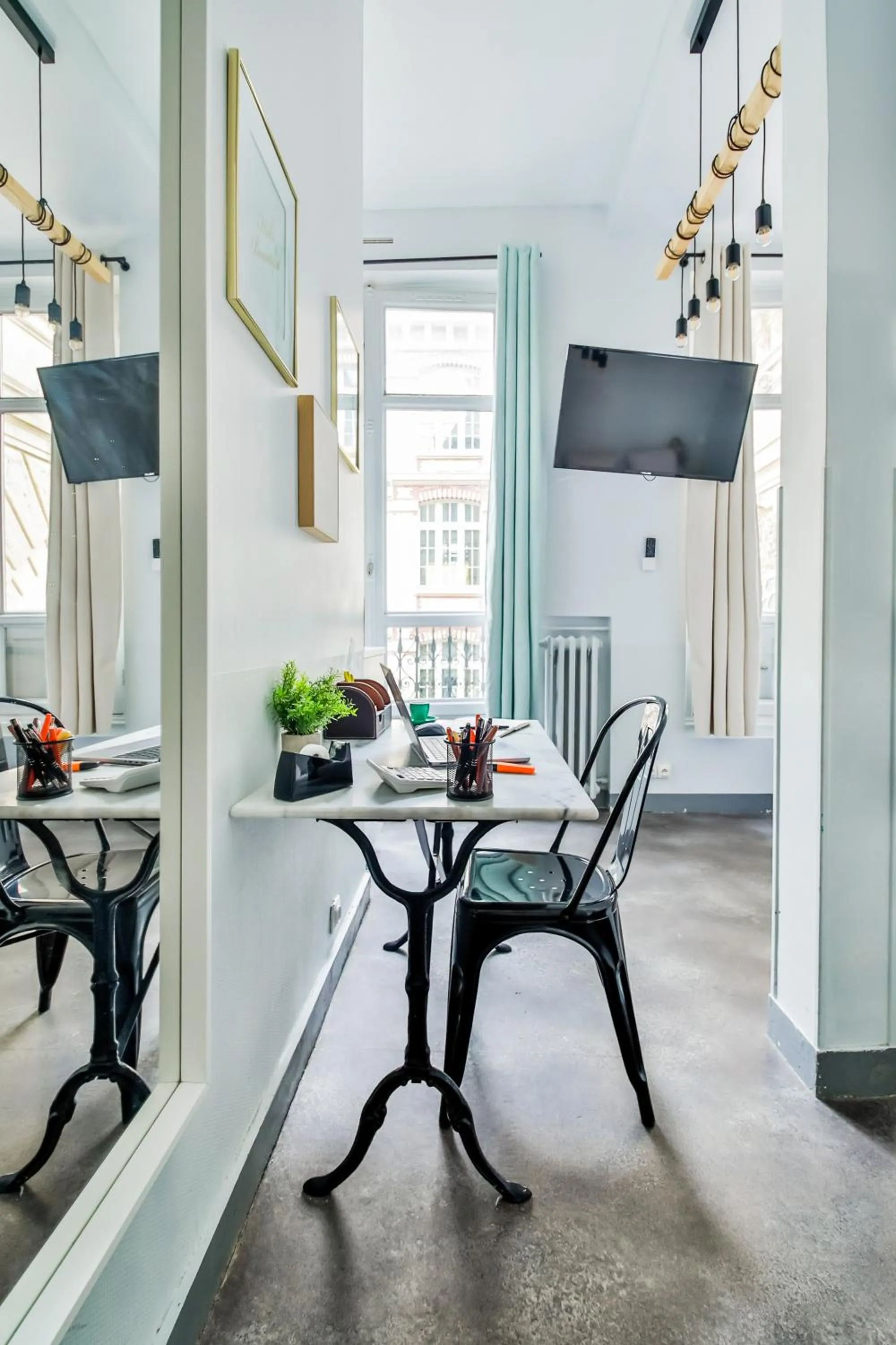 Seating area in WS Louvre - Etienne Marcel