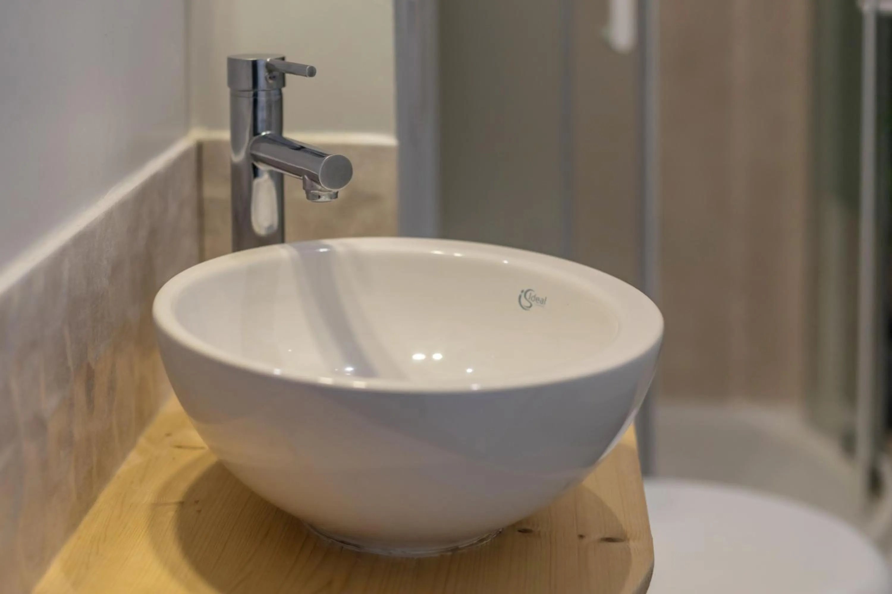 Shower in WS Louvre - Etienne Marcel