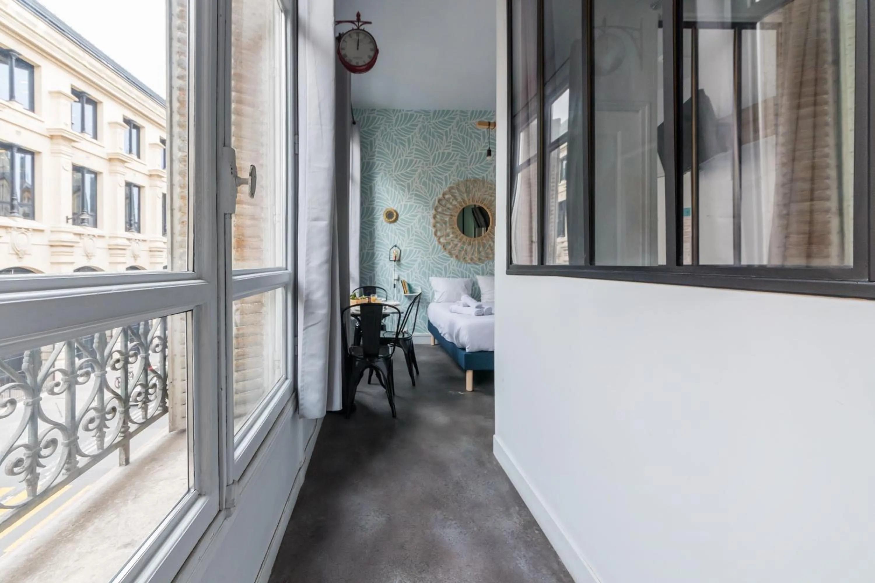 Photo of the whole room, Bed in WS Louvre - Etienne Marcel