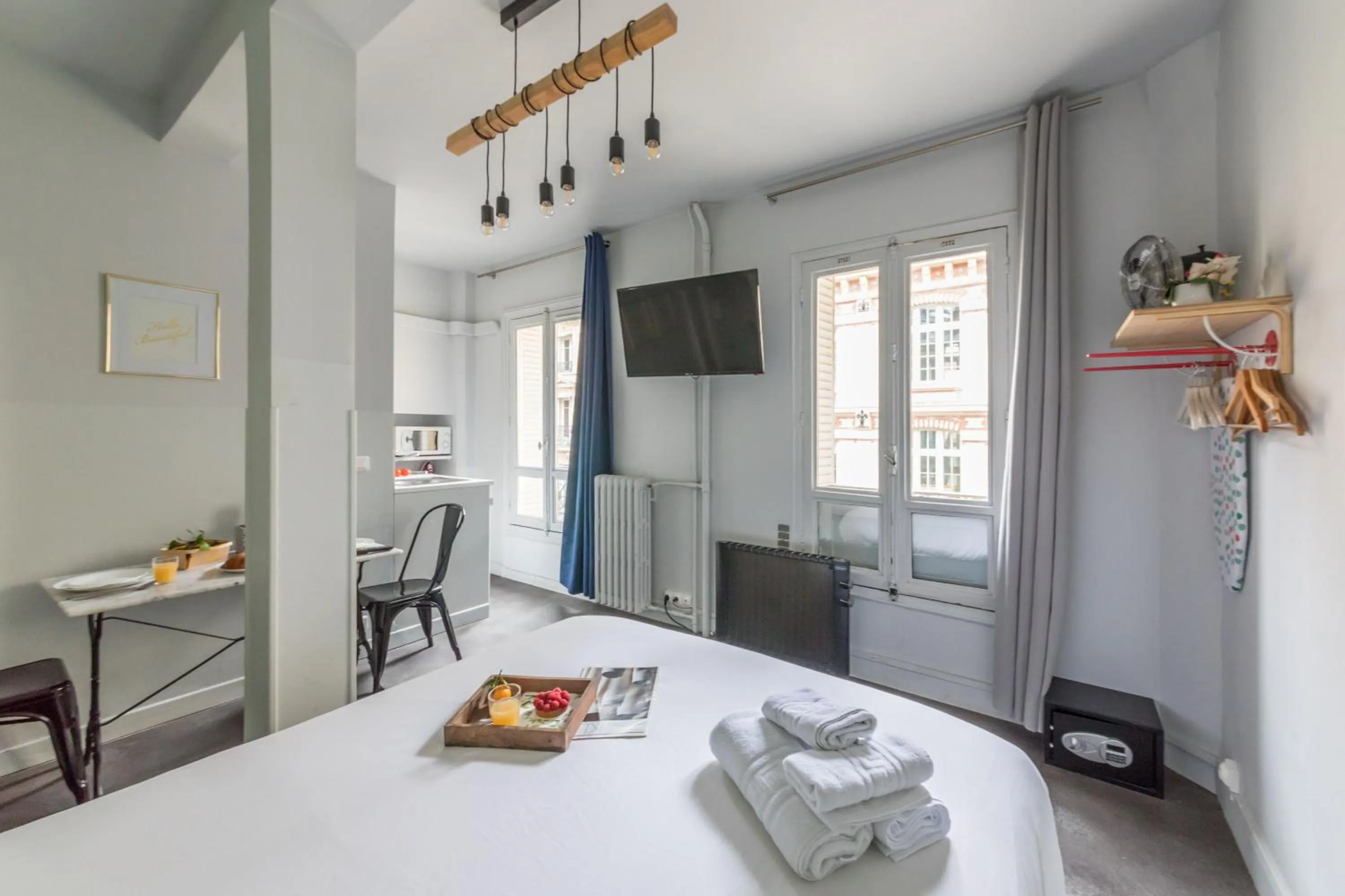 Bedroom, Bed in WS Louvre - Etienne Marcel