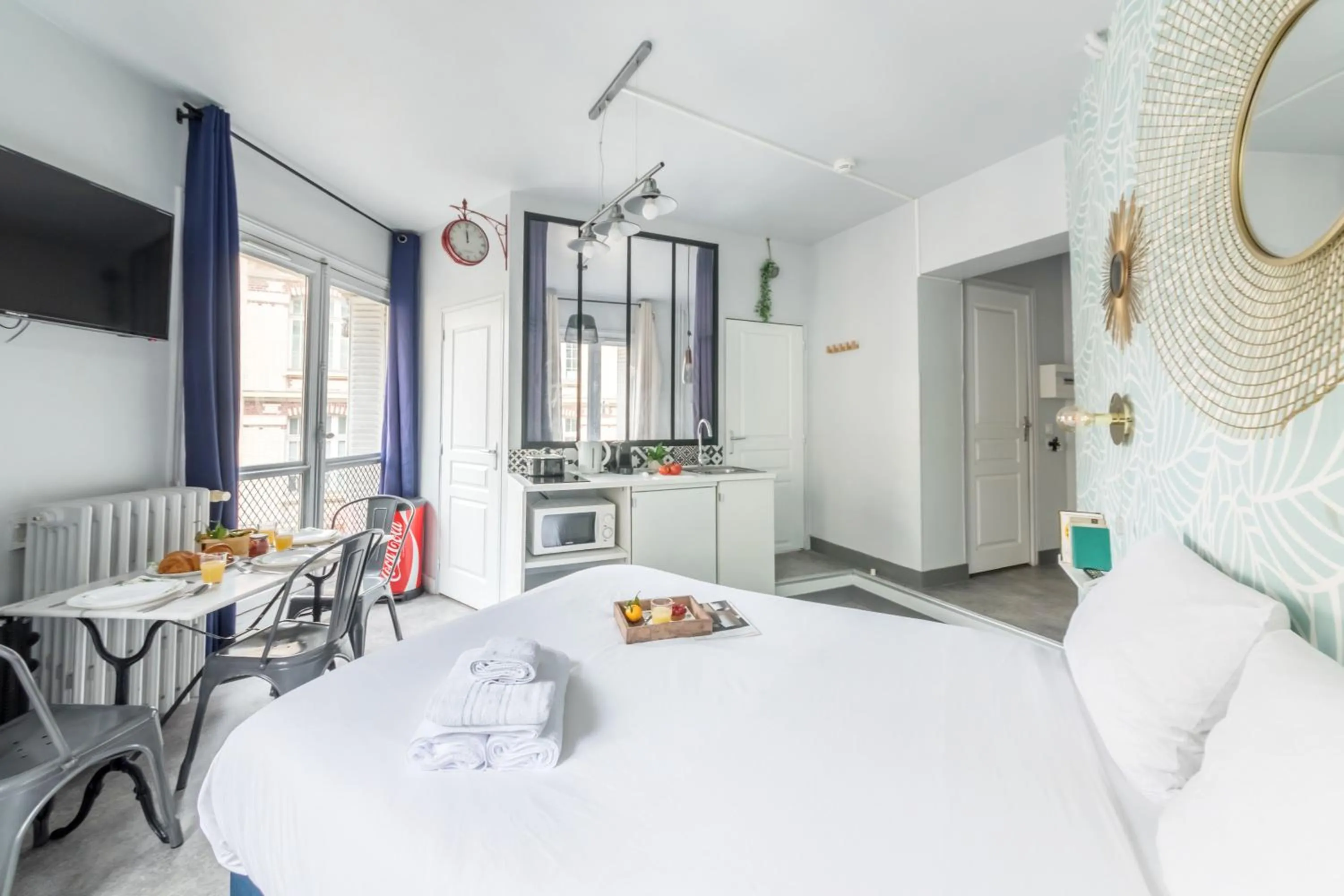 Photo of the whole room, Bed in WS Louvre - Etienne Marcel