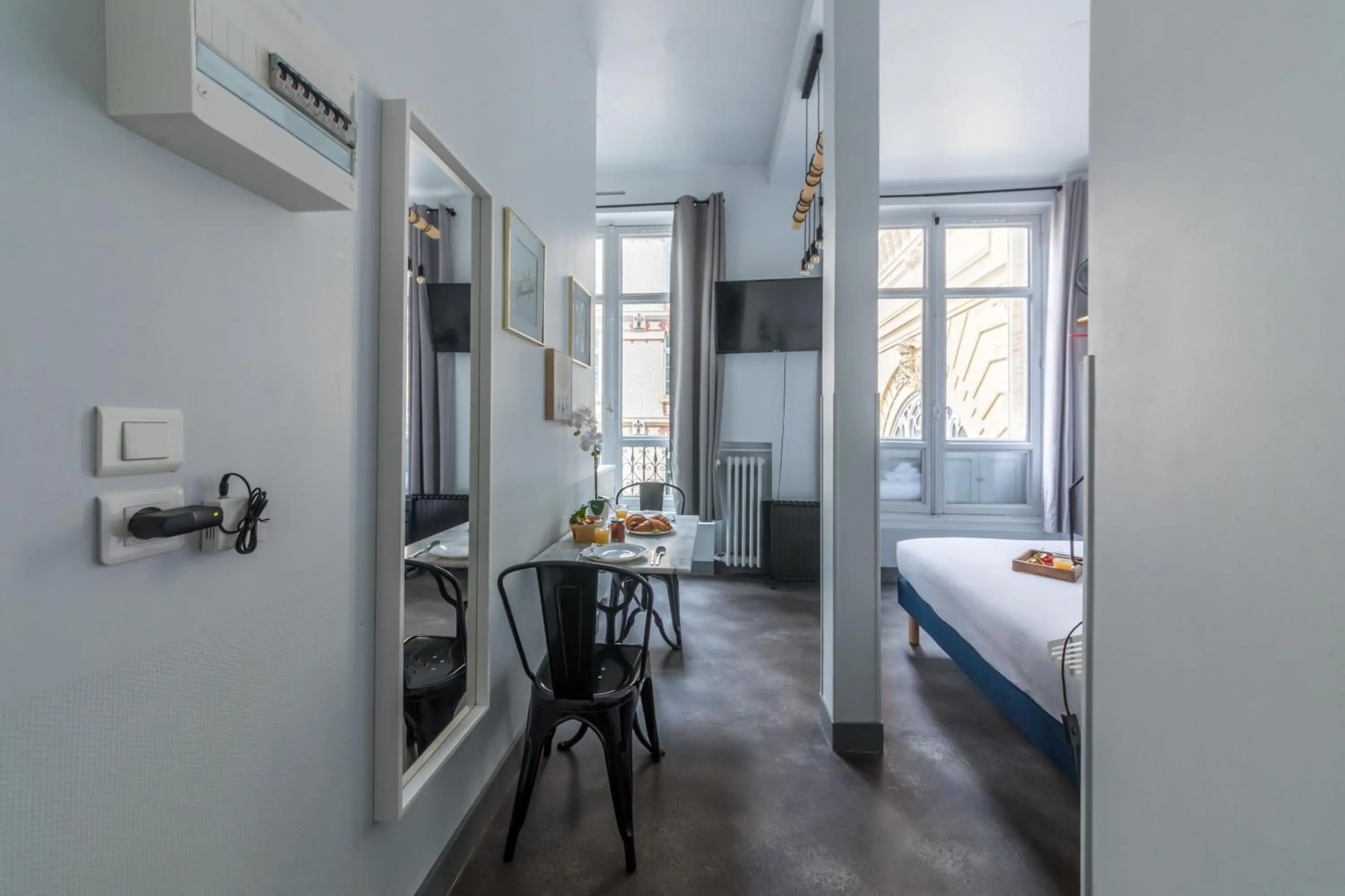 Photo of the whole room, Bed in WS Louvre - Etienne Marcel