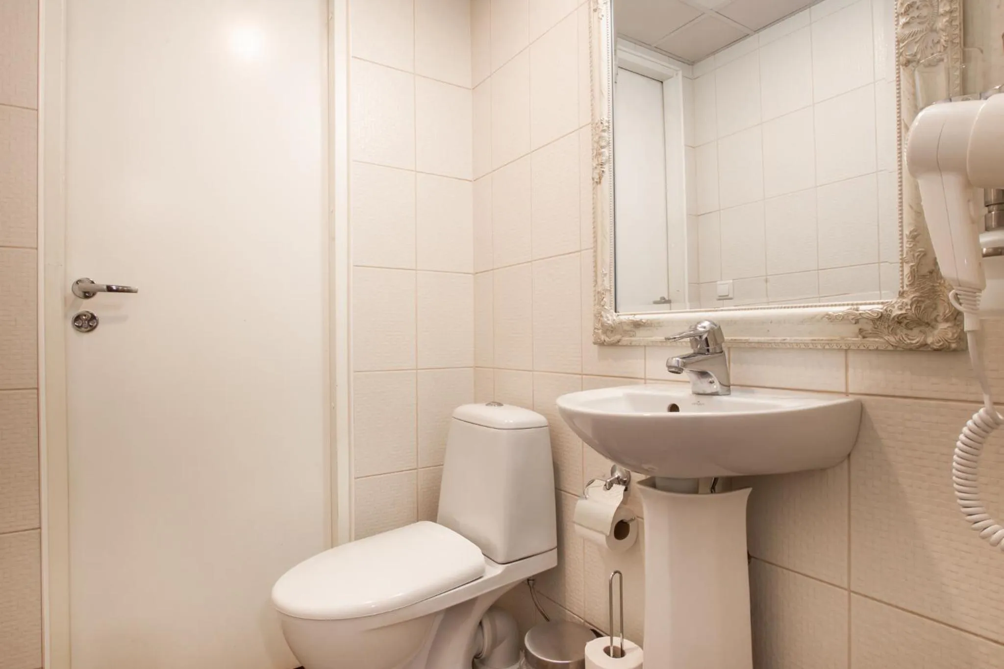 Toilet in Carolina Hotel