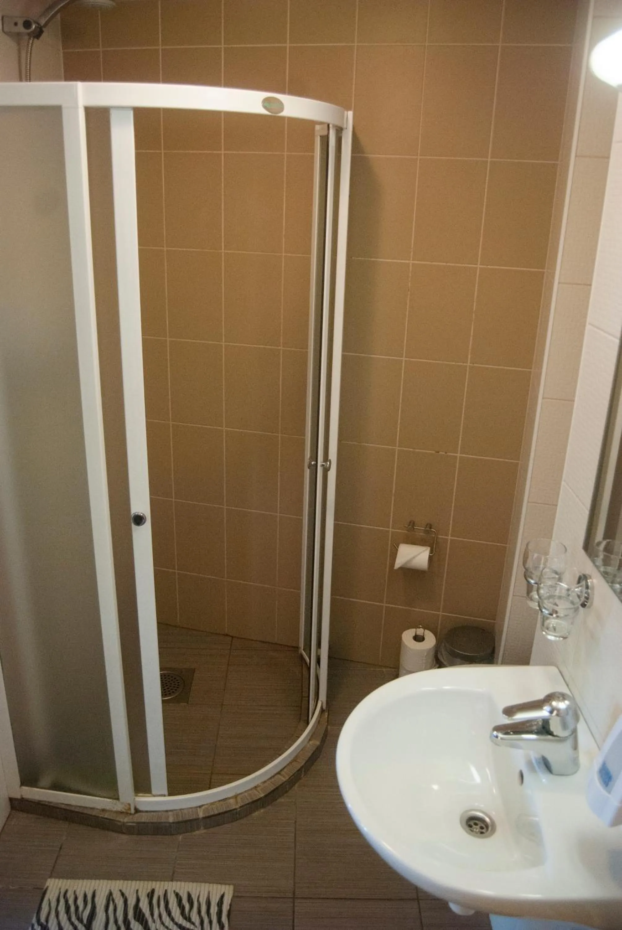 Shower in Carolina Hotel