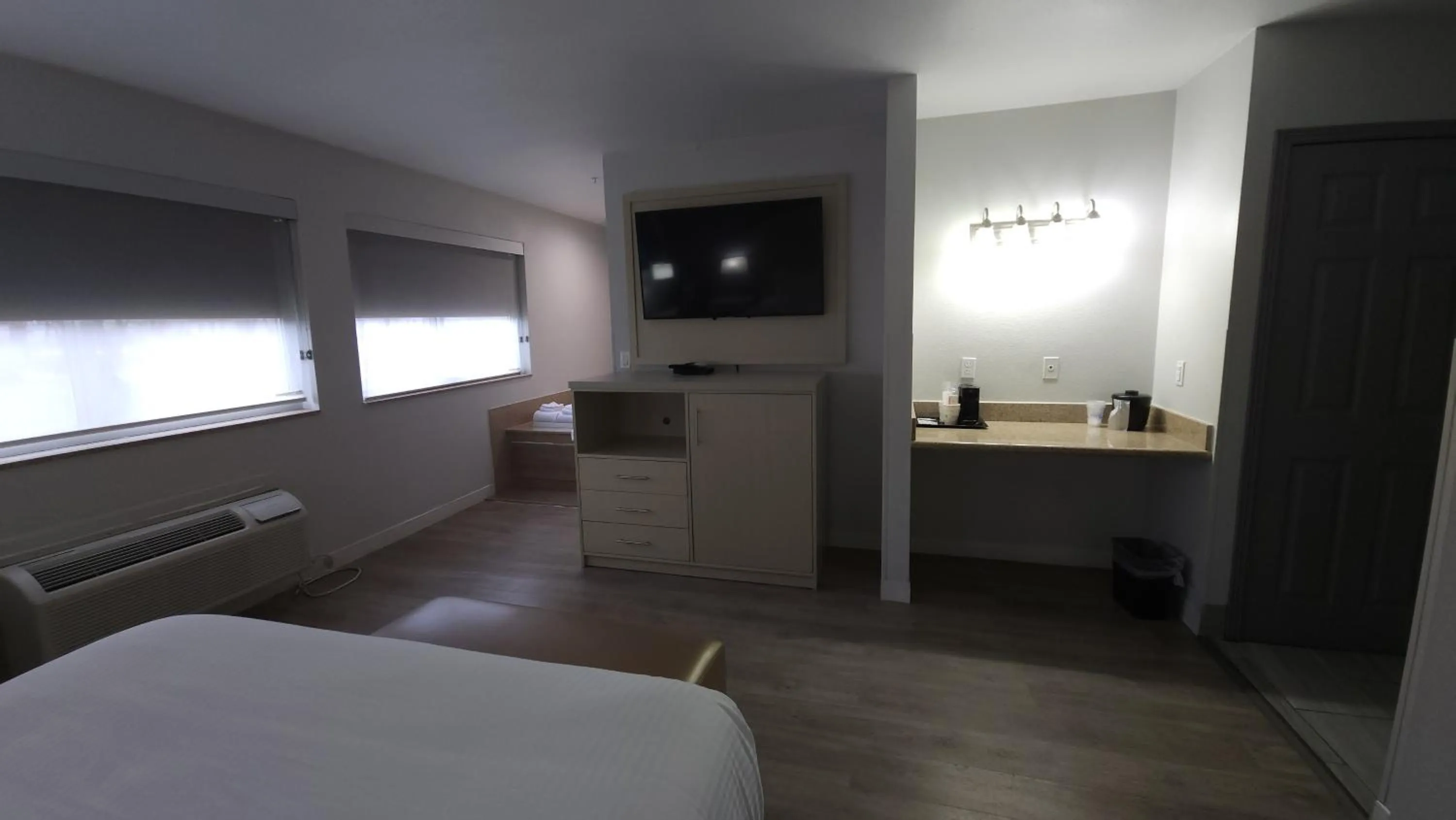 Business facilities, Bed in West Valley Inn