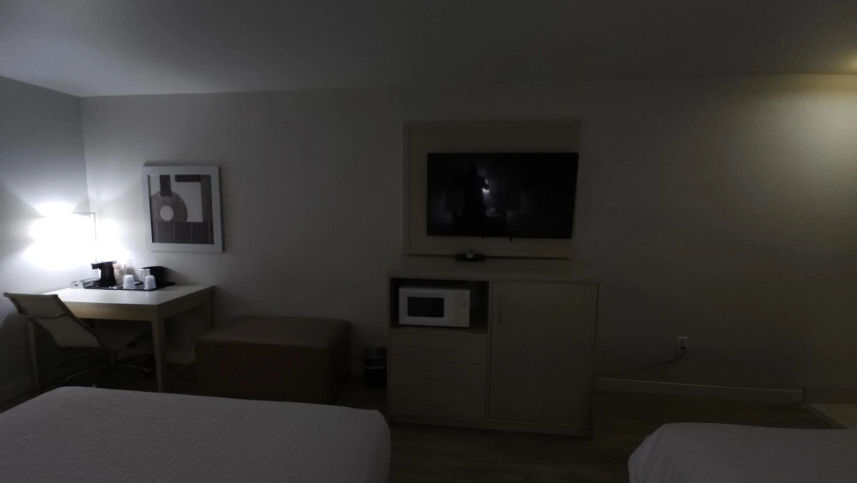 room service, Bed in West Valley Inn