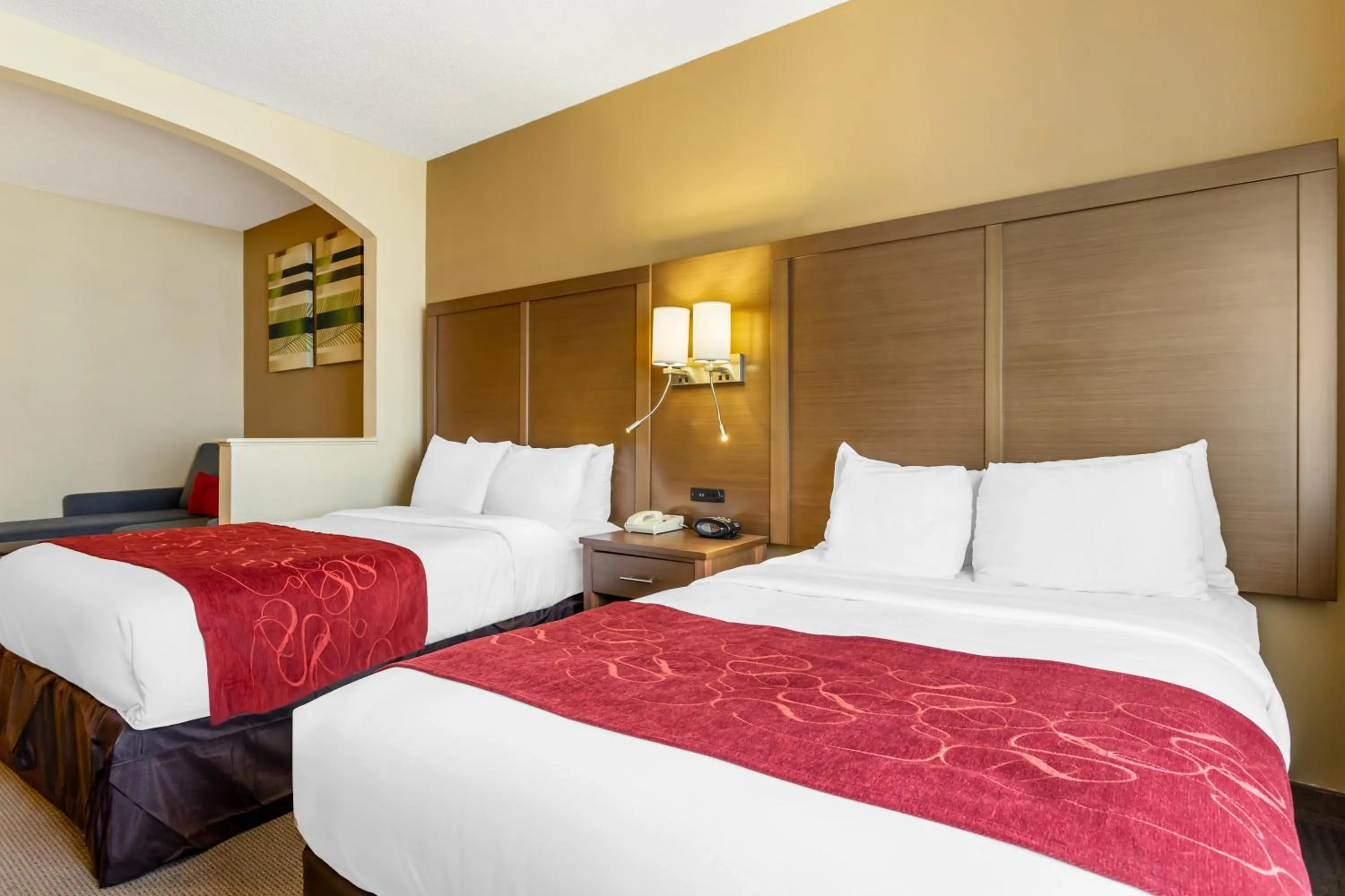 Photo of the whole room, Bed in Comfort Suites Bush Intercontinental Airport