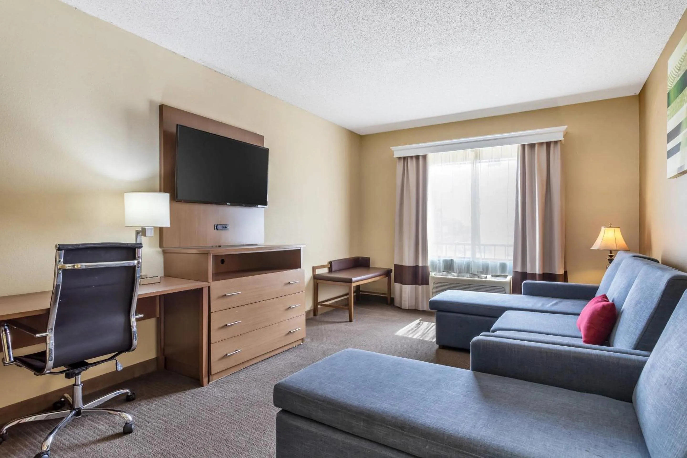 Bedroom in Comfort Suites Bush Intercontinental Airport