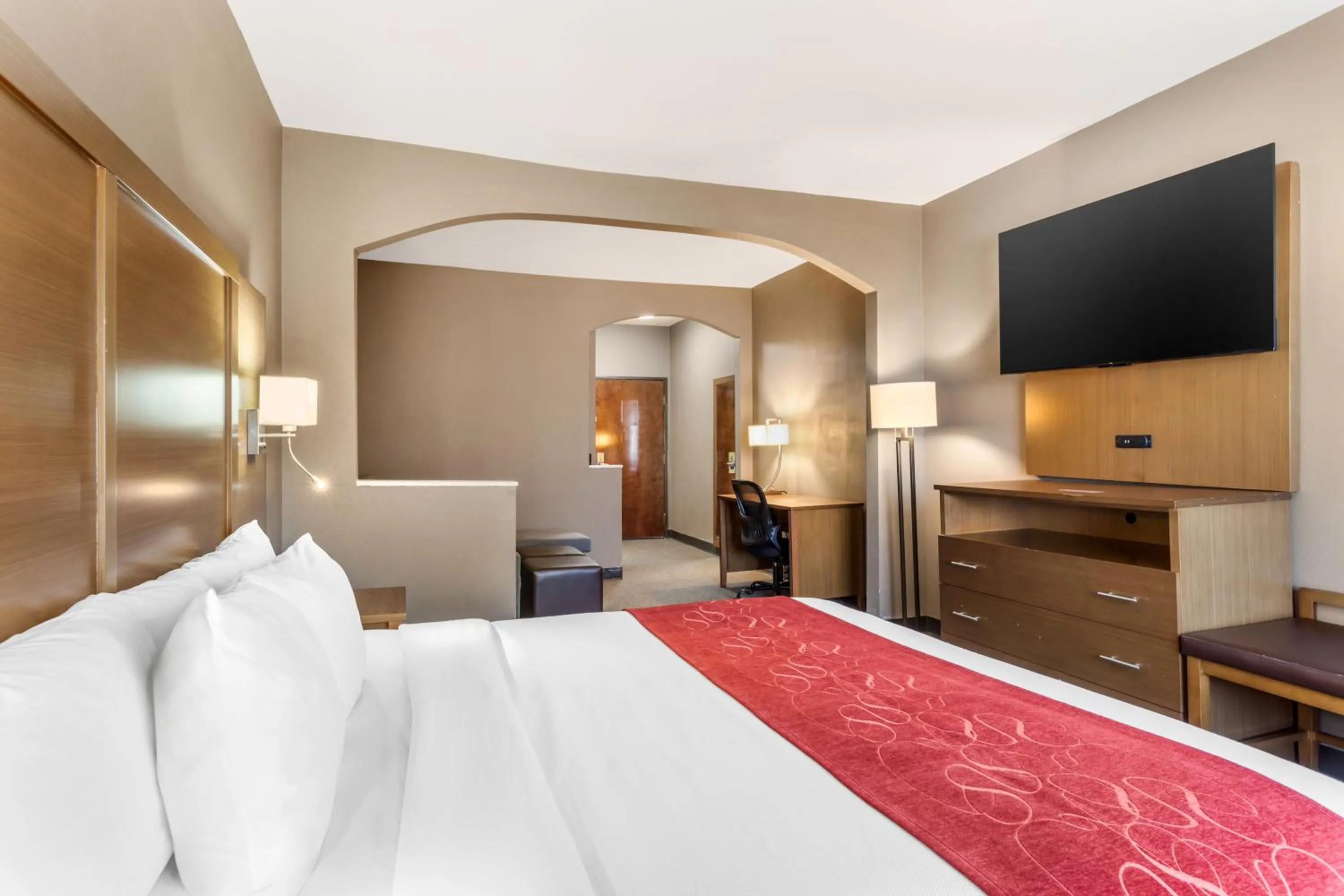 Photo of the whole room, Bed in Comfort Suites Bush Intercontinental Airport