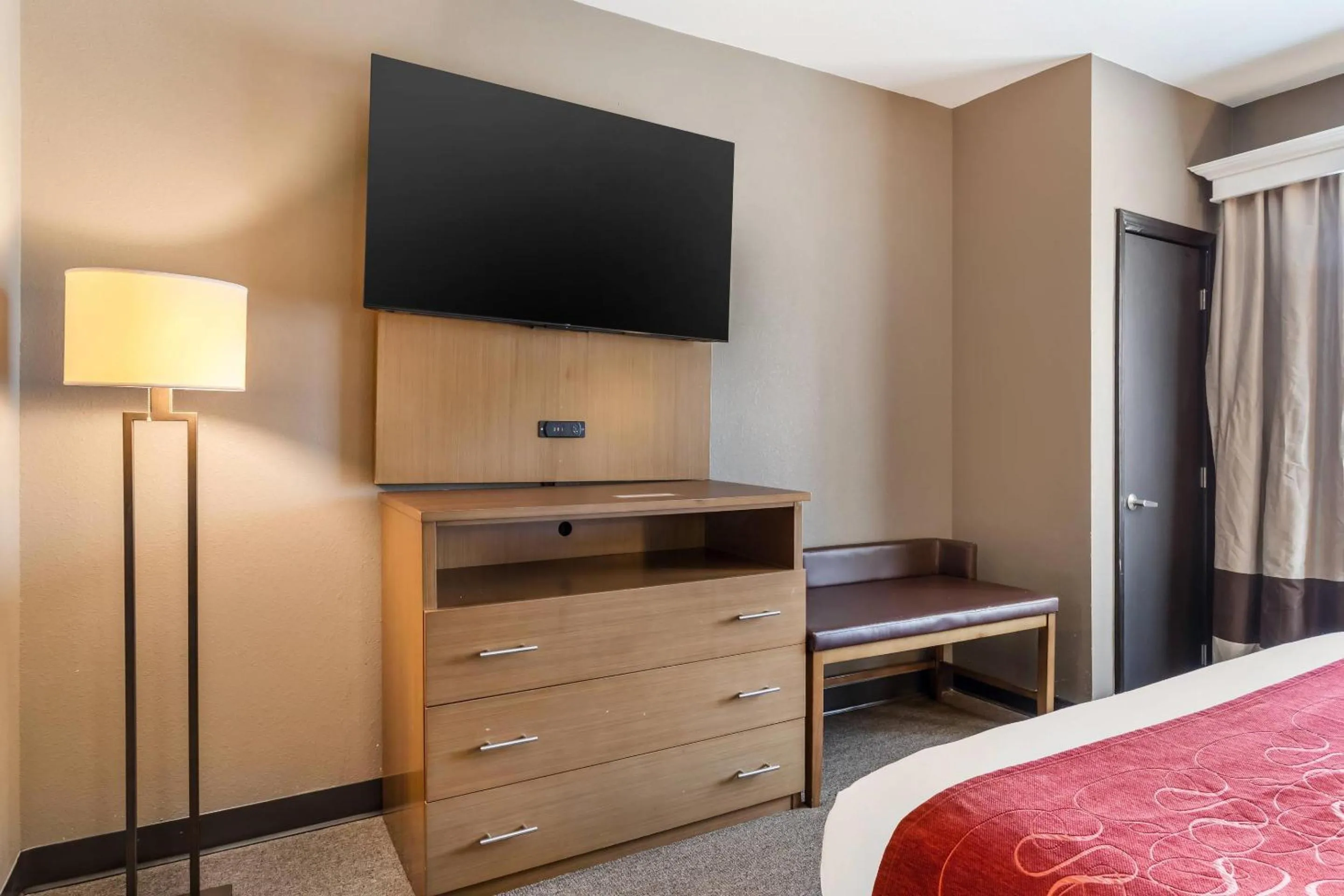 Bedroom, Bed in Comfort Suites Bush Intercontinental Airport