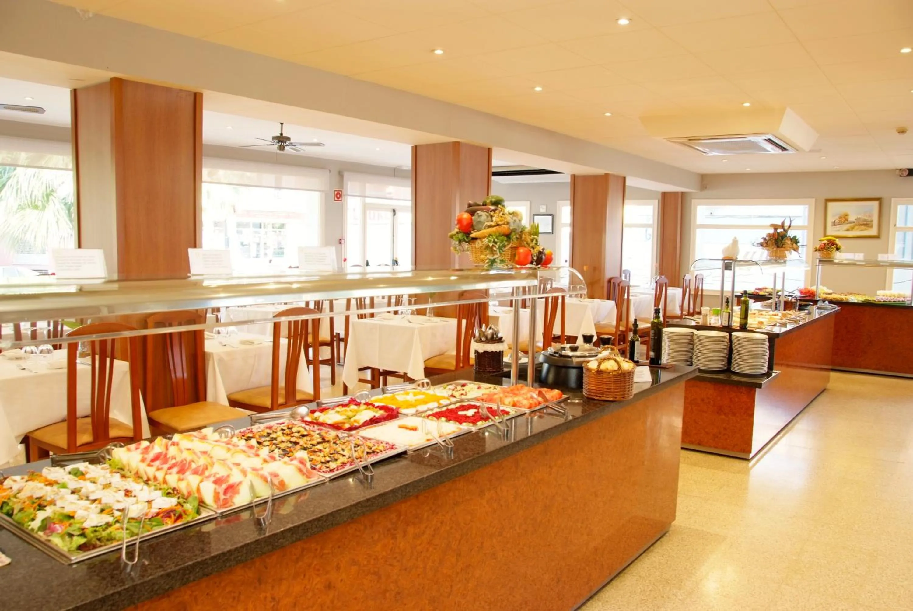 Restaurant/places to eat in Hotel Nereida