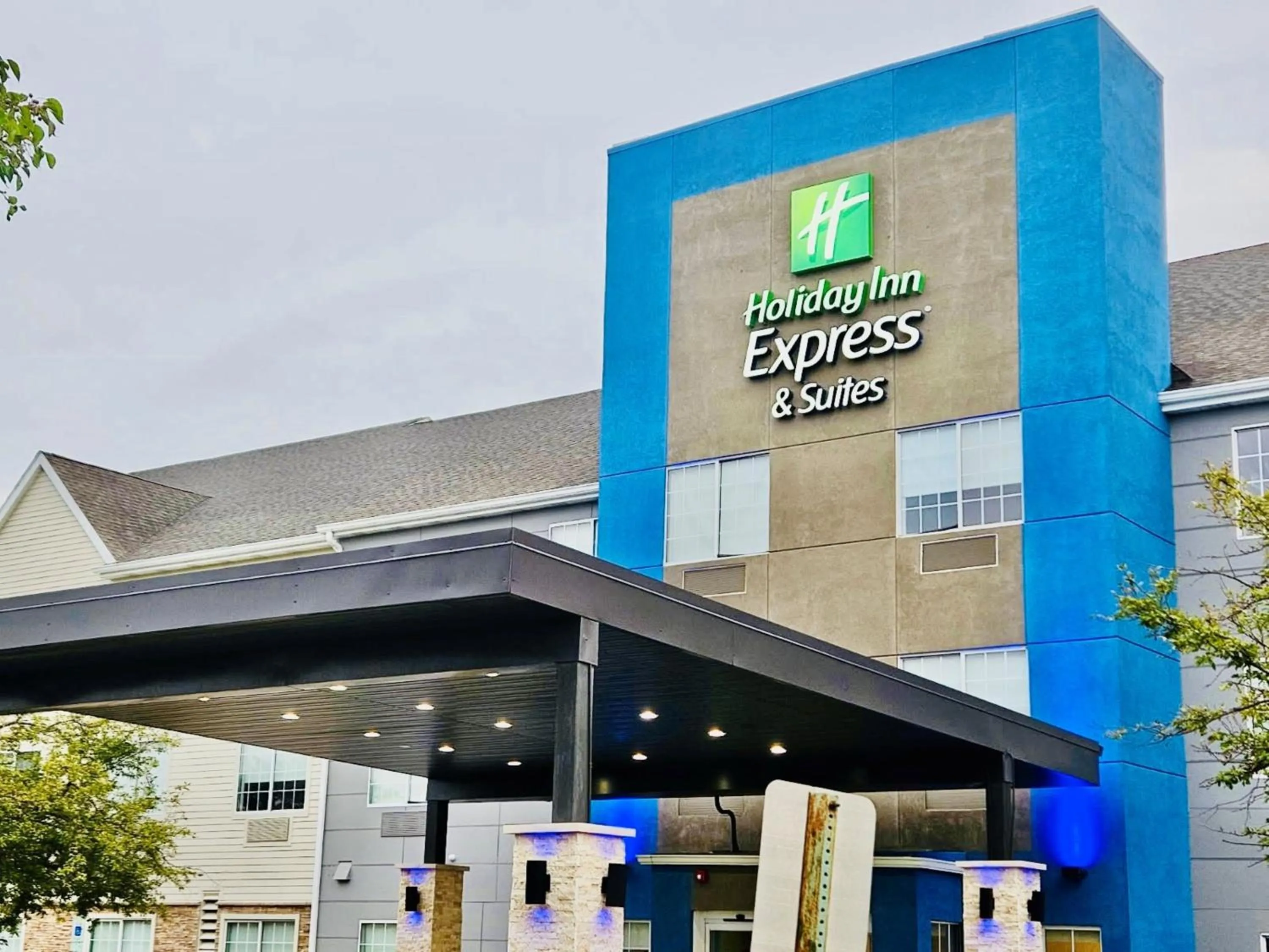Property building in Holiday Inn Express & Suites Chicago - Matteson by IHG