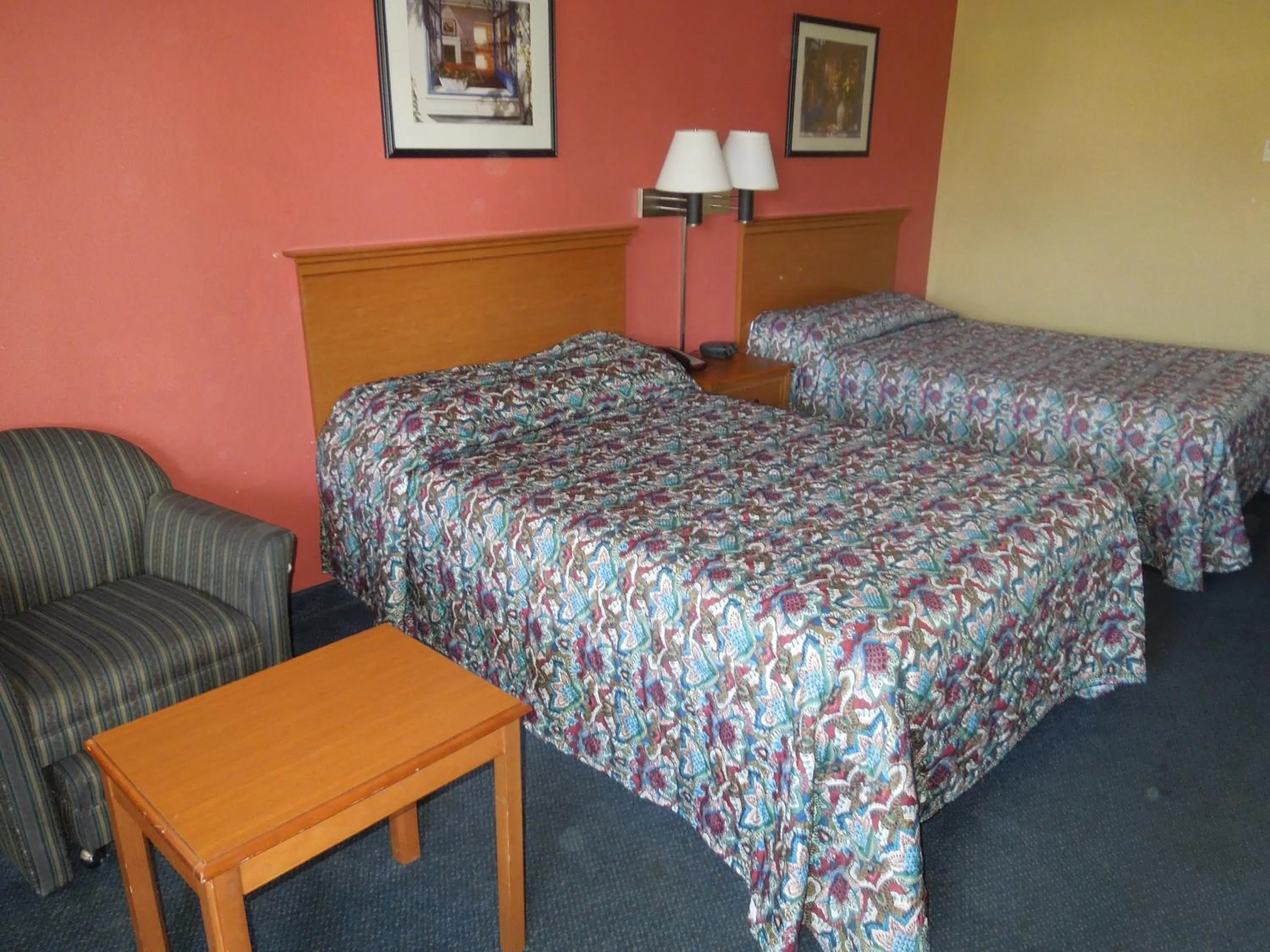 Photo of the whole room, Bed in Kozy Inn Columbus