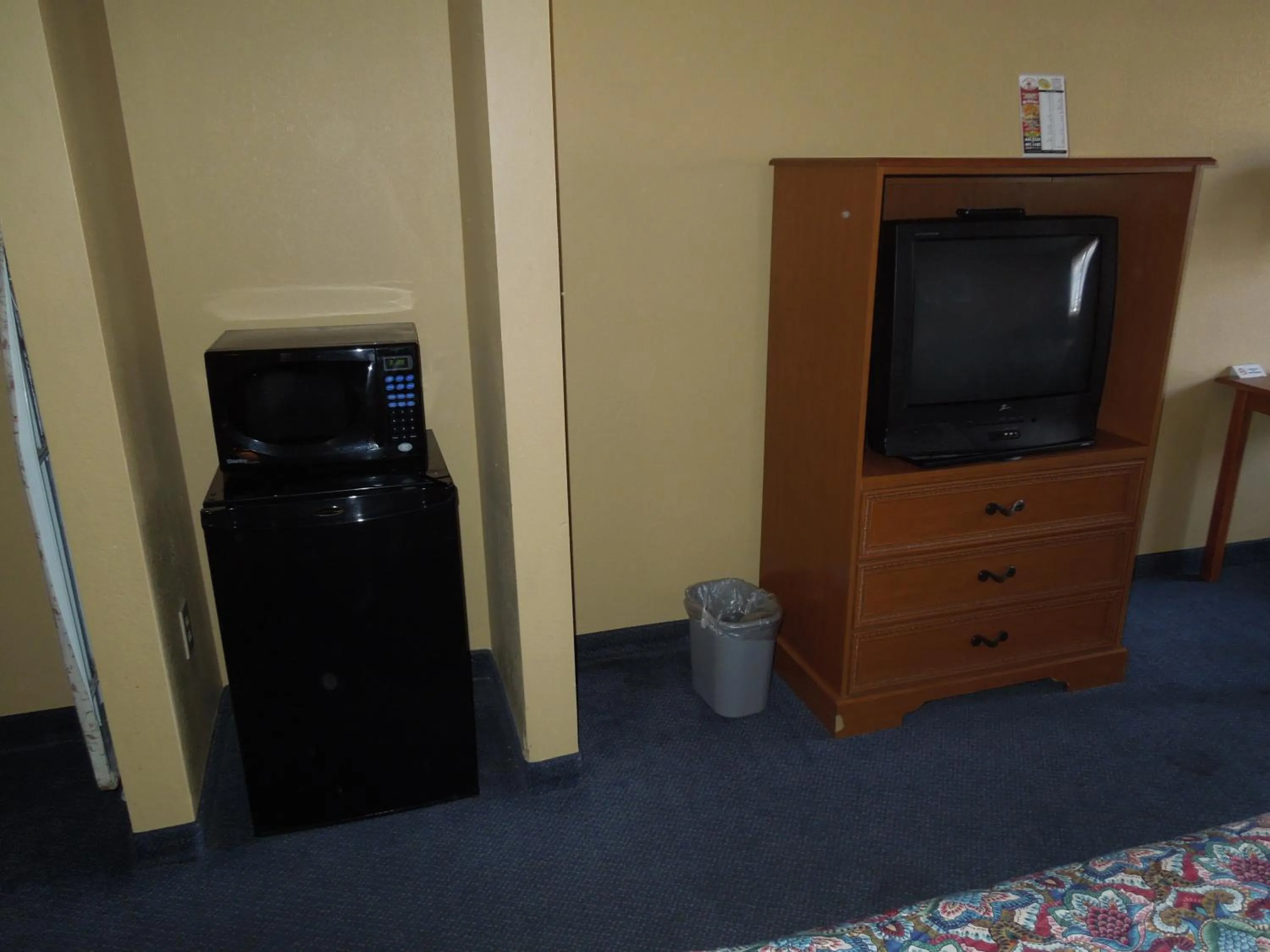 Communal lounge/ TV room in Kozy Inn Columbus