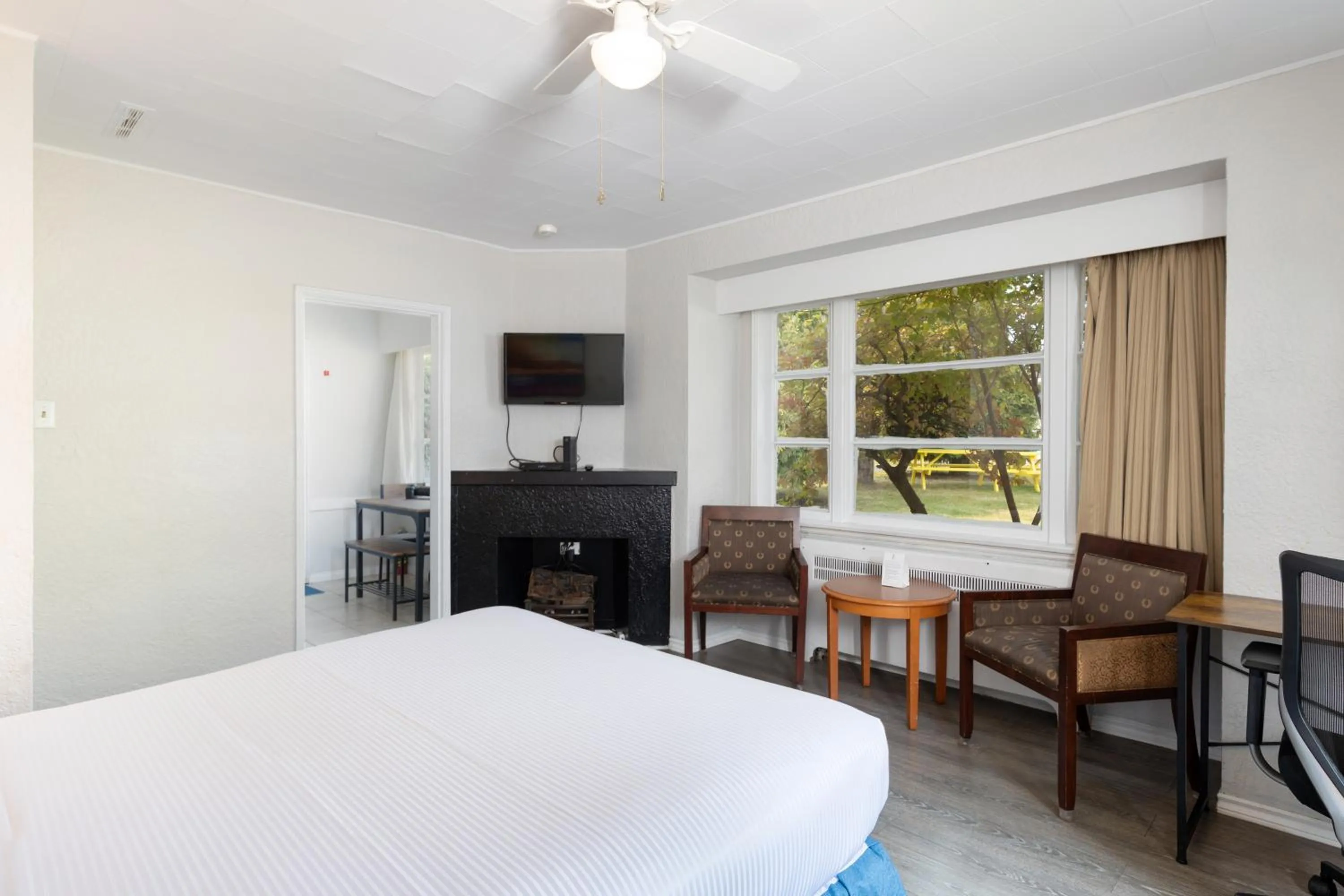 Seating area, Bed in 2400 Motel