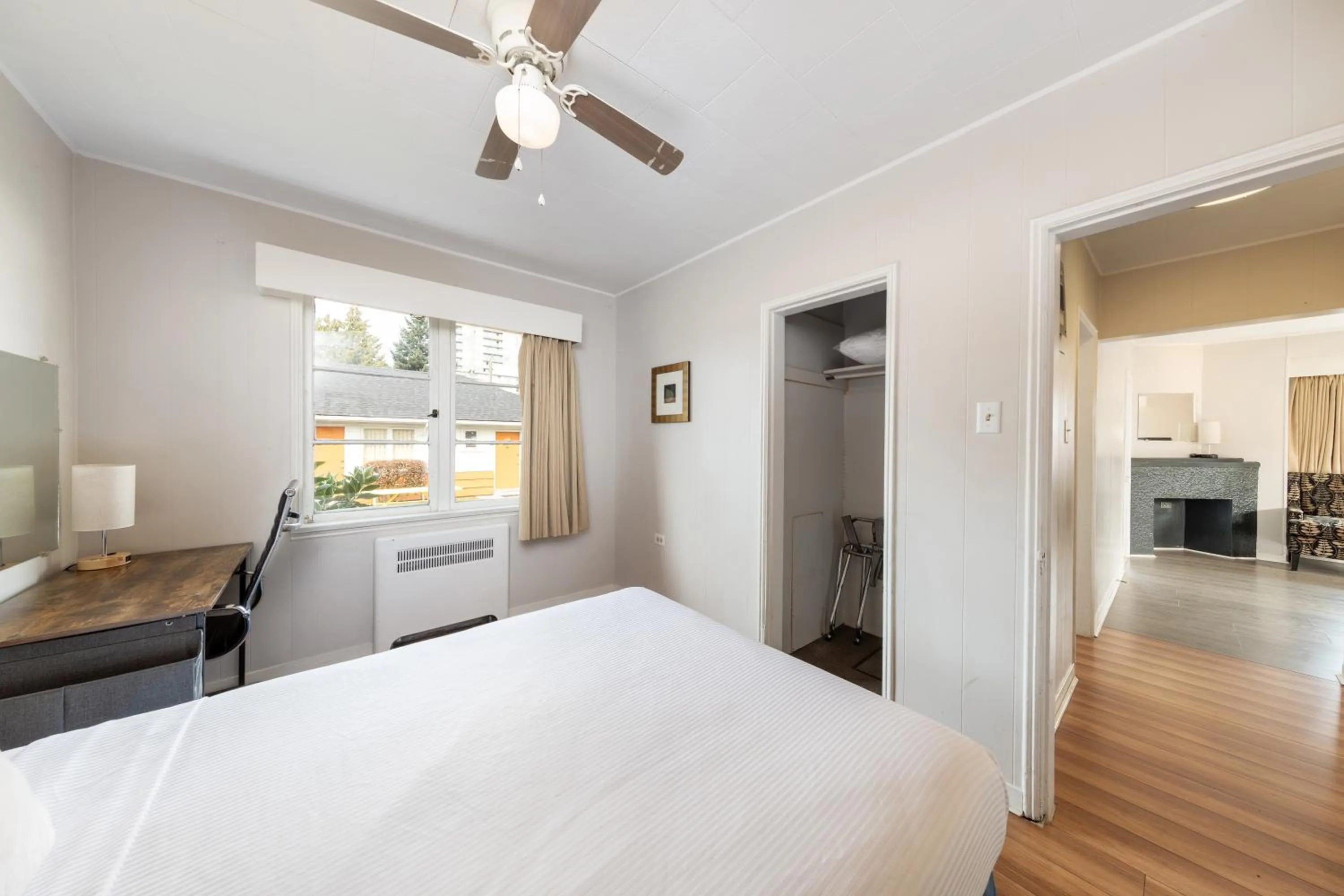 Bedroom, Bed in 2400 Motel