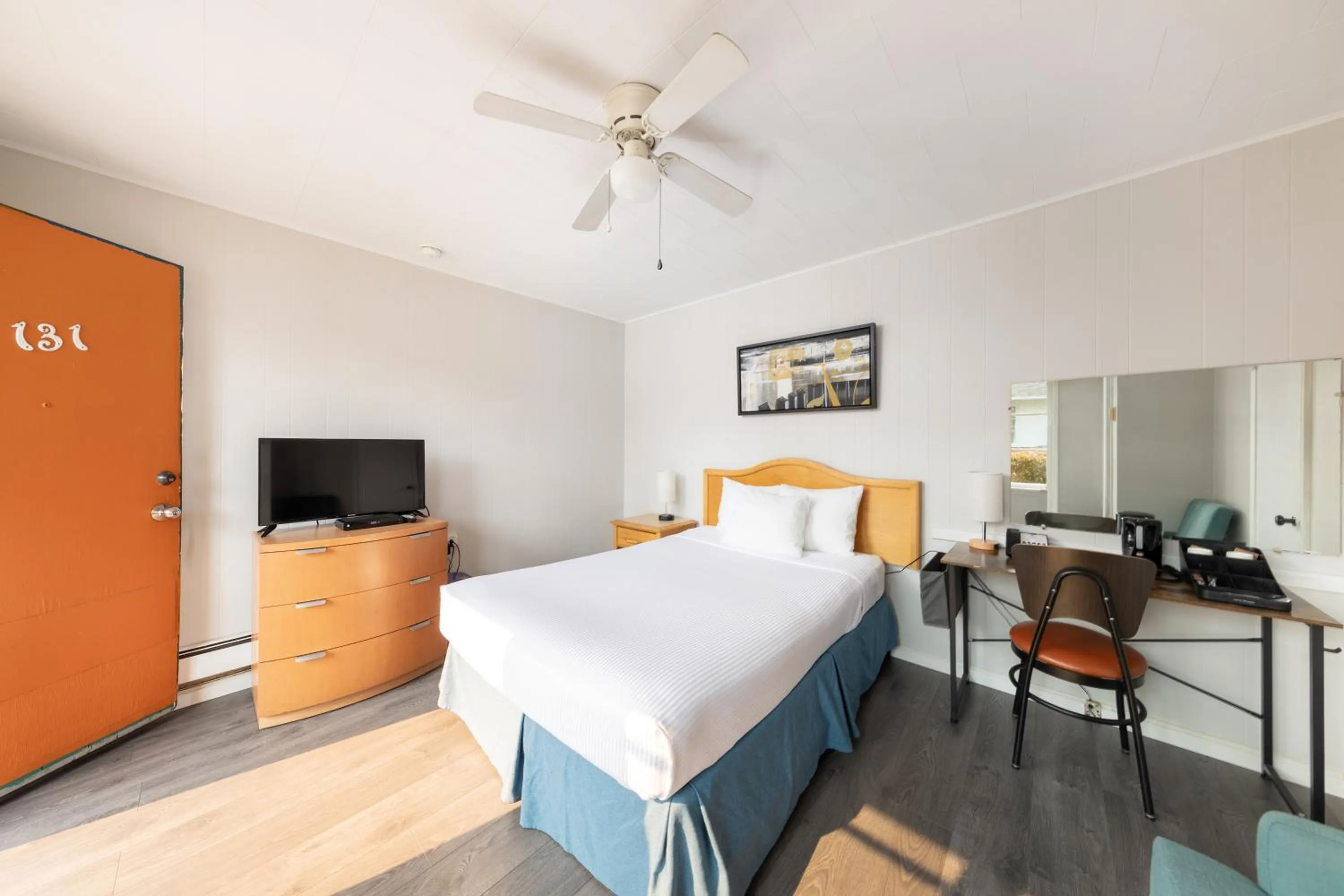 Bedroom, Bed in 2400 Motel