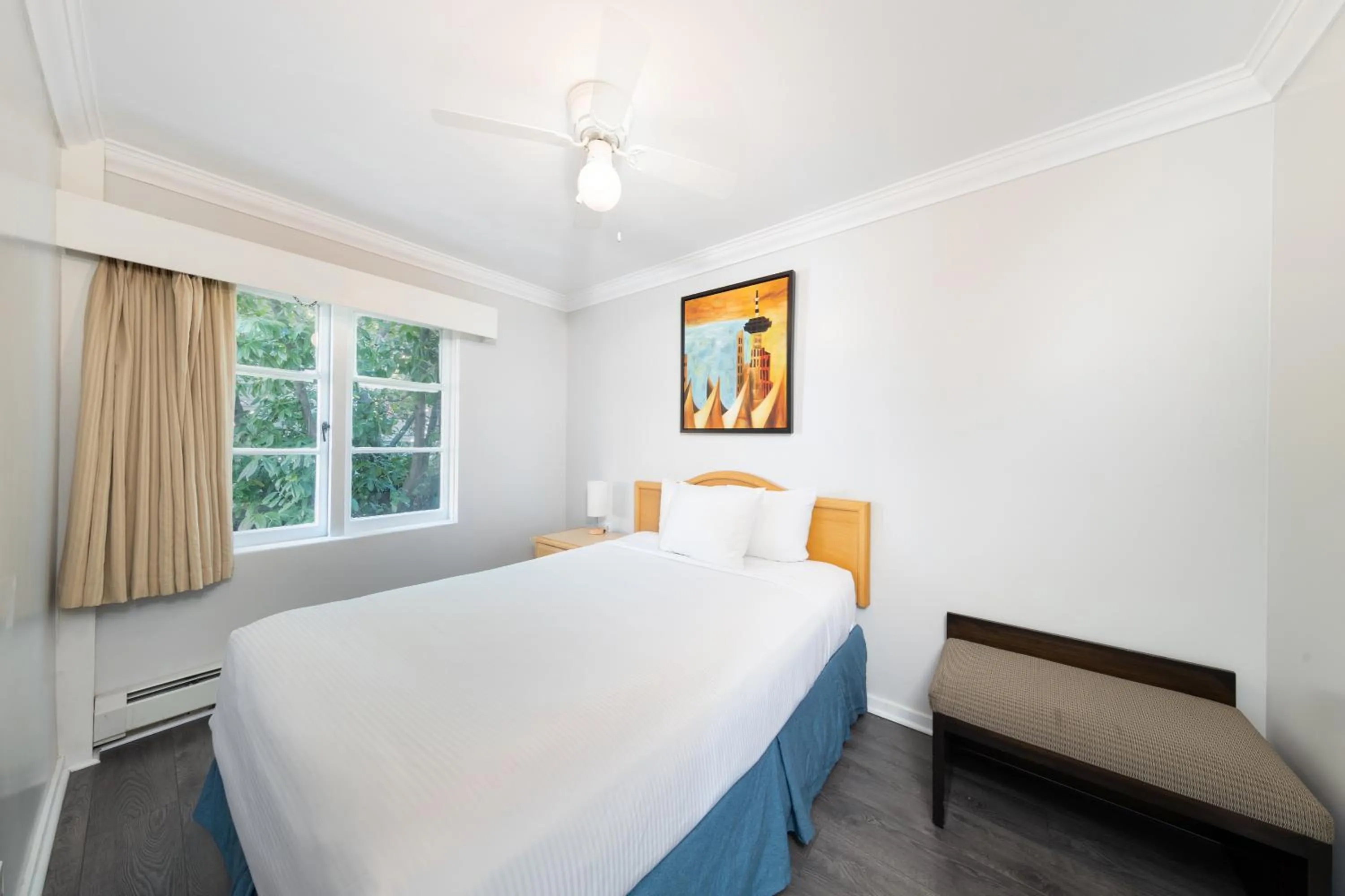 Bedroom, Bed in 2400 Motel