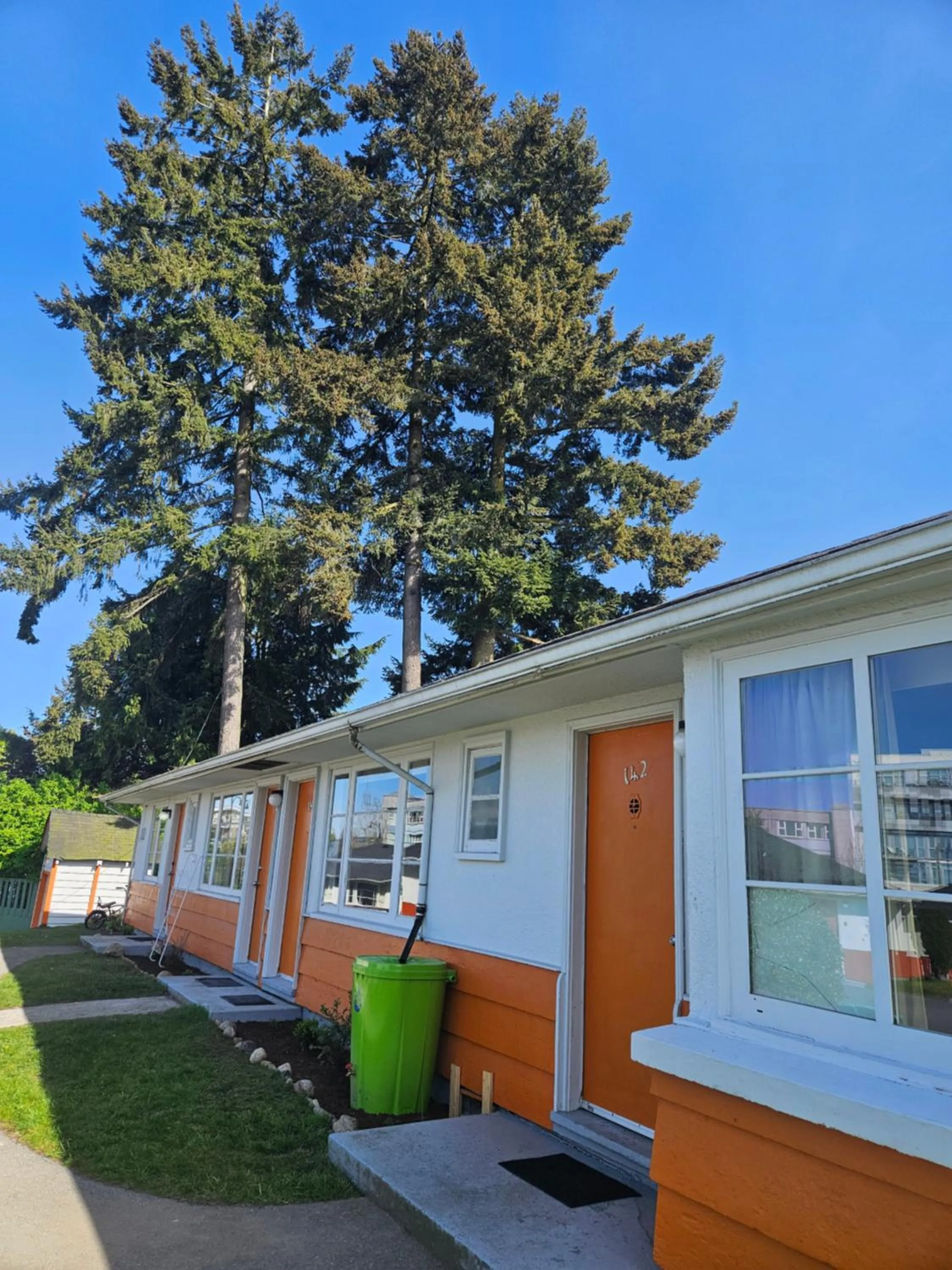 Property building in 2400 Motel